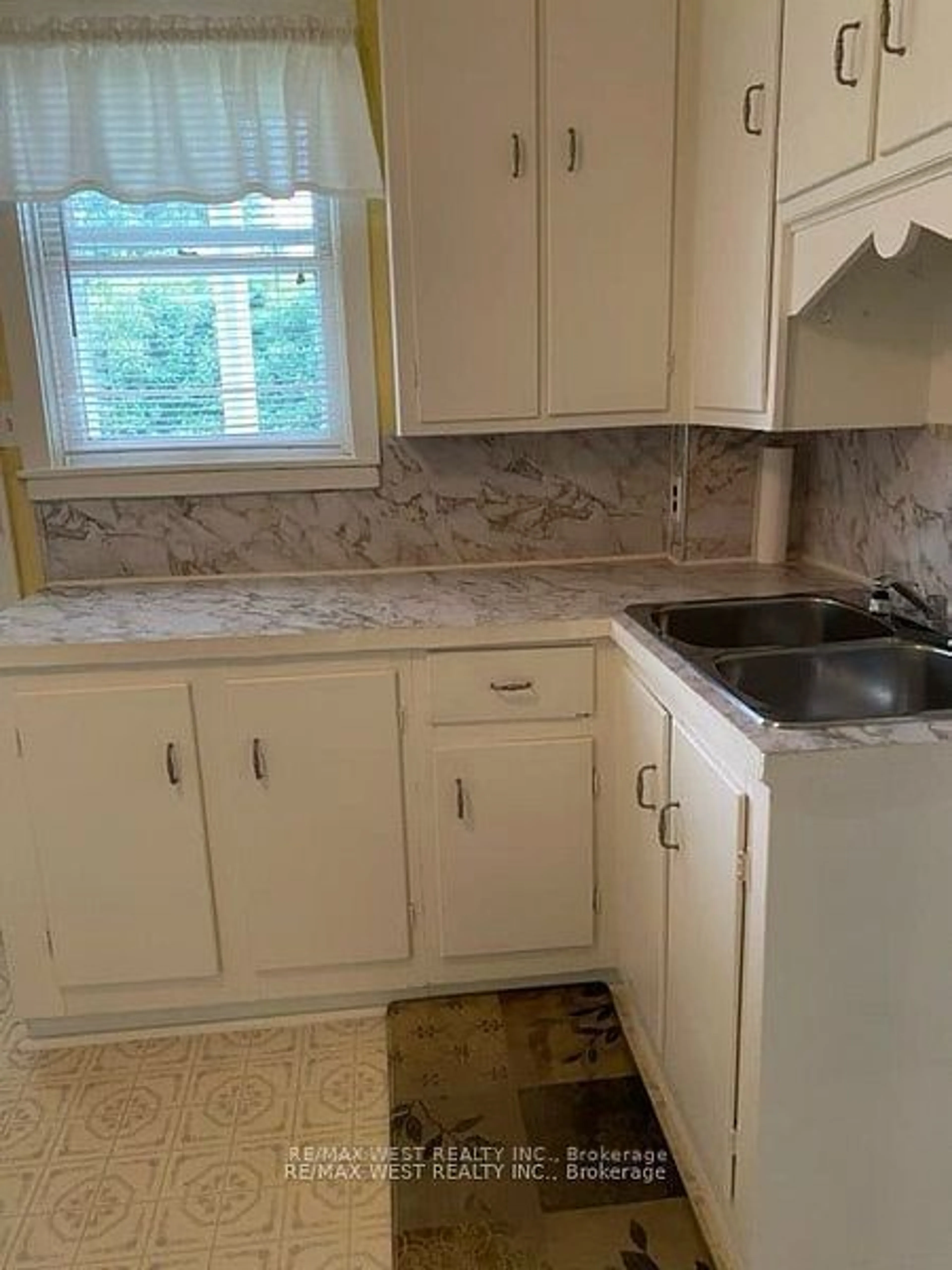 Standard kitchen, ceramic/tile floor for 2345 Snyder Rd, Kitchener Ontario N0B 2H0