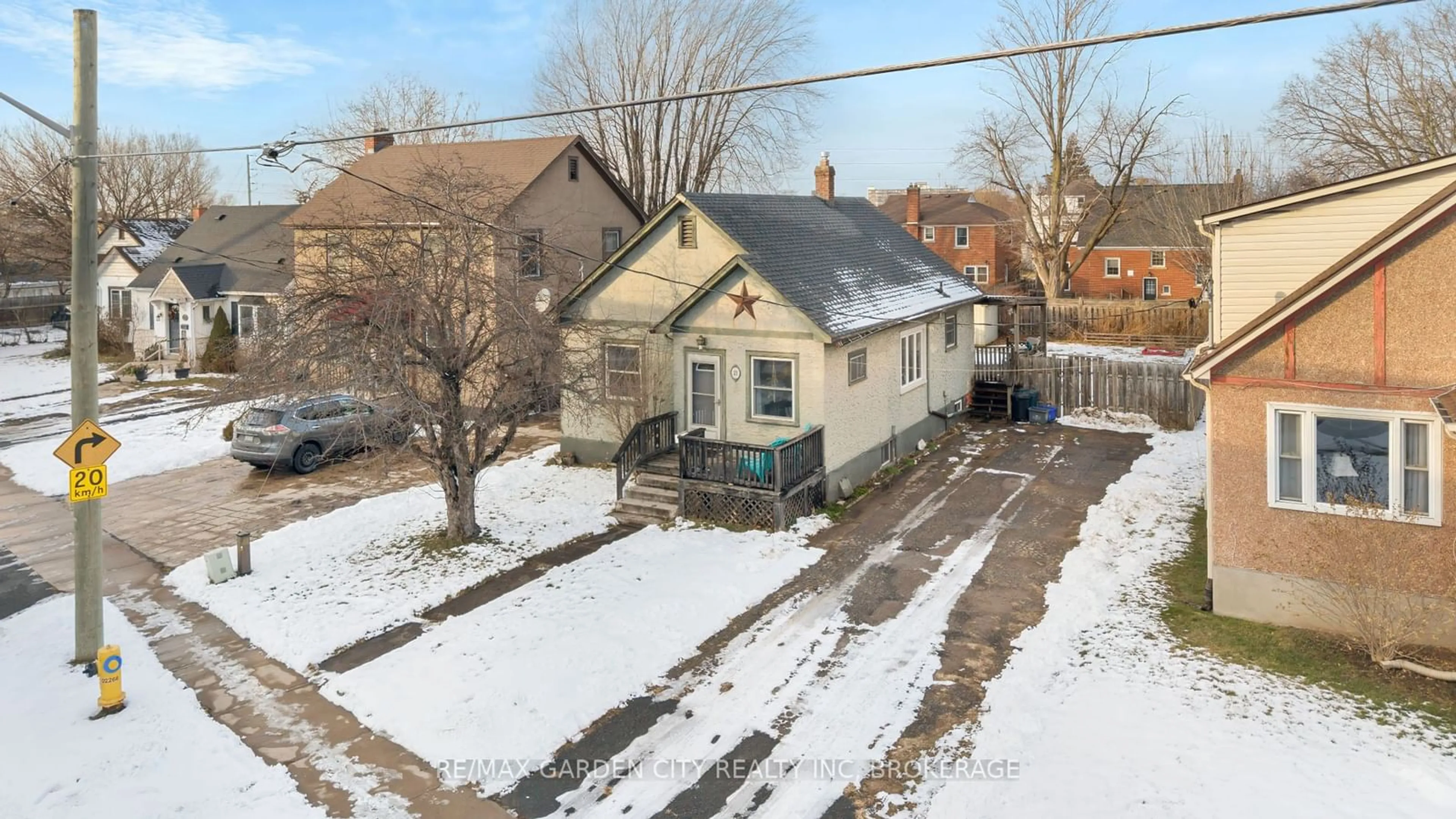 A pic from outside/outdoor area/front of a property/back of a property/a pic from drone, street for 21 Mccalla Dr, St. Catharines Ontario L2N 1A1