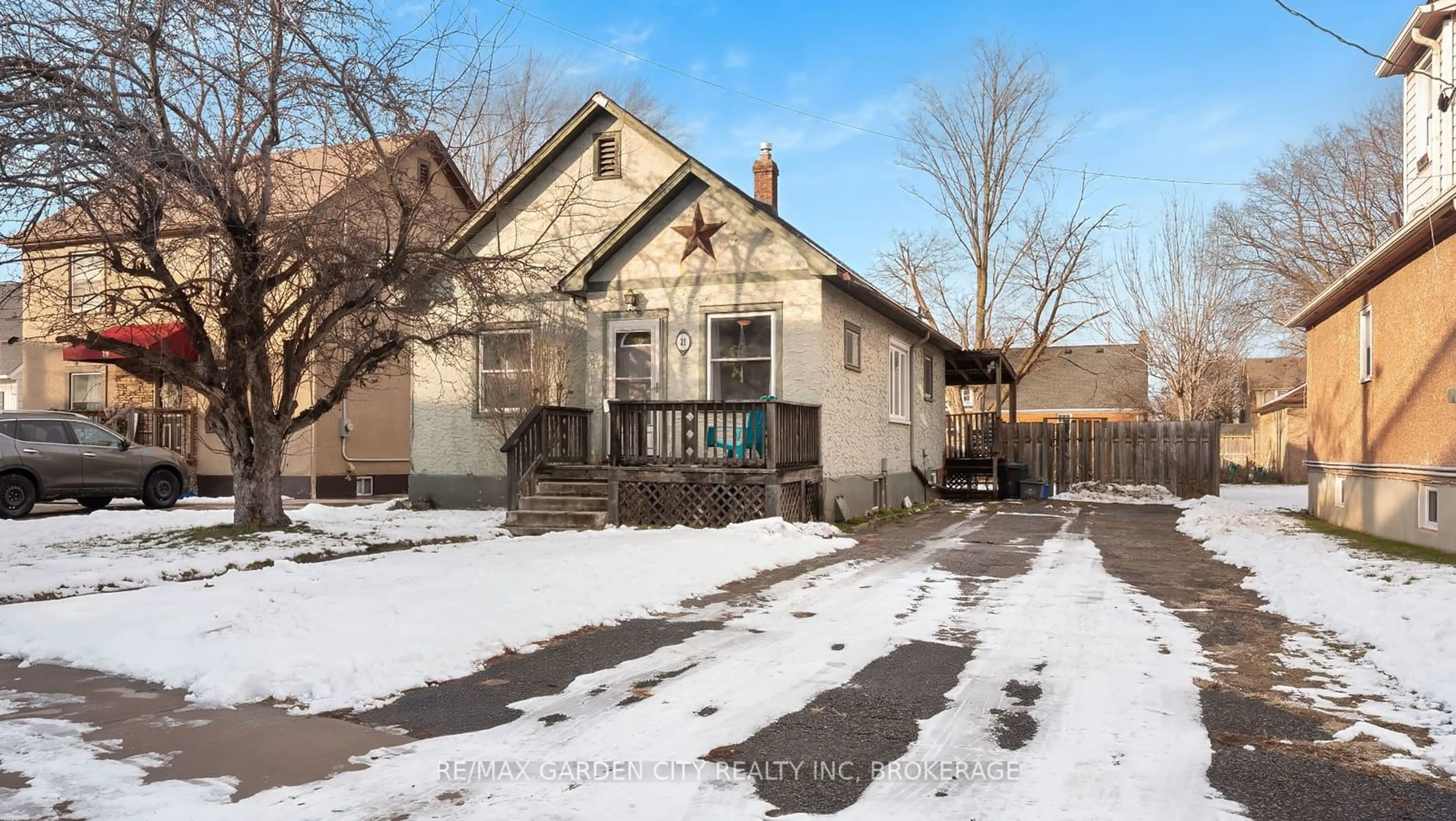 A pic from outside/outdoor area/front of a property/back of a property/a pic from drone, street for 21 Mccalla Dr, St. Catharines Ontario L2N 1A1