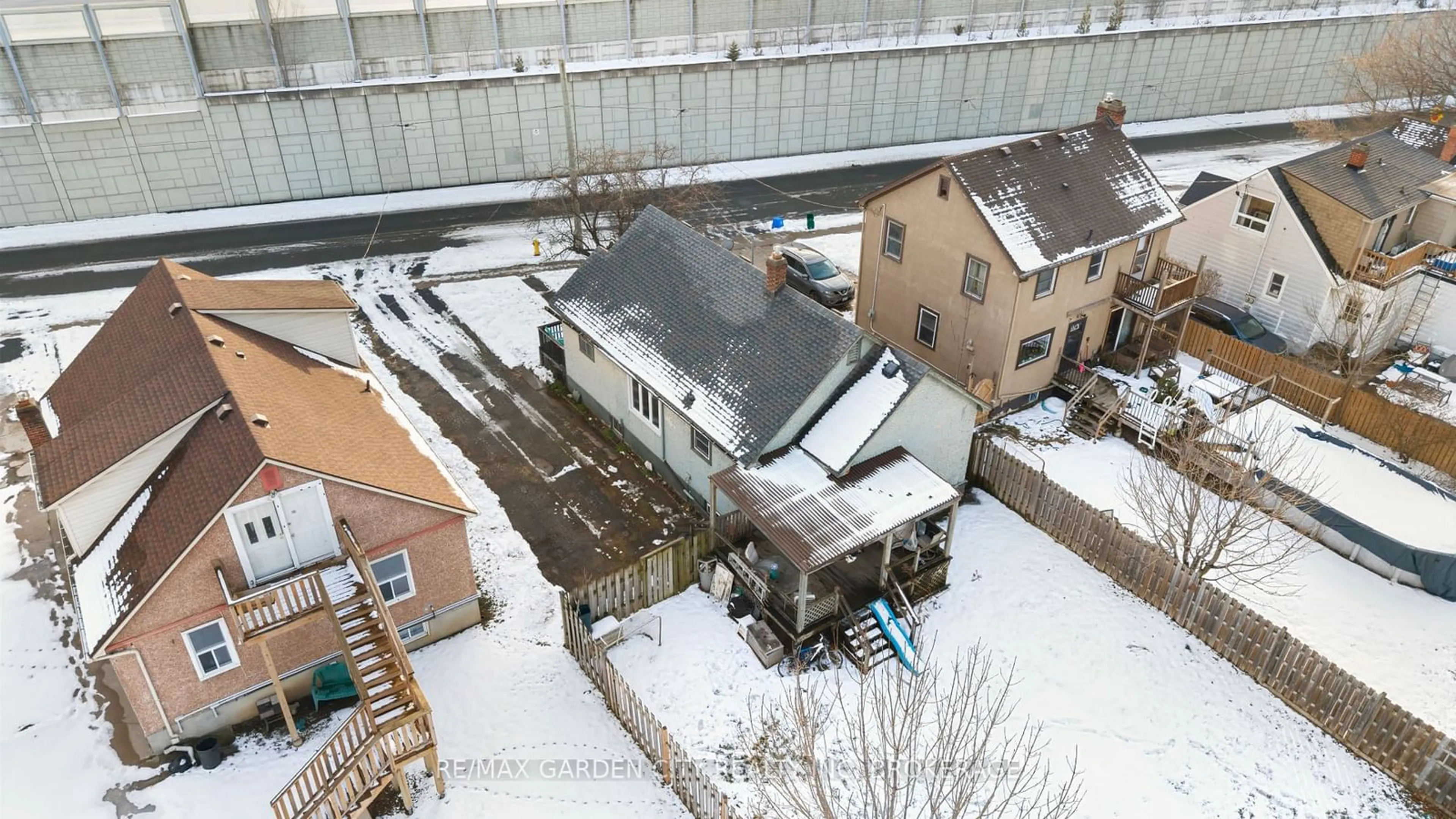 A pic from outside/outdoor area/front of a property/back of a property/a pic from drone, unknown for 21 Mccalla Dr, St. Catharines Ontario L2N 1A1