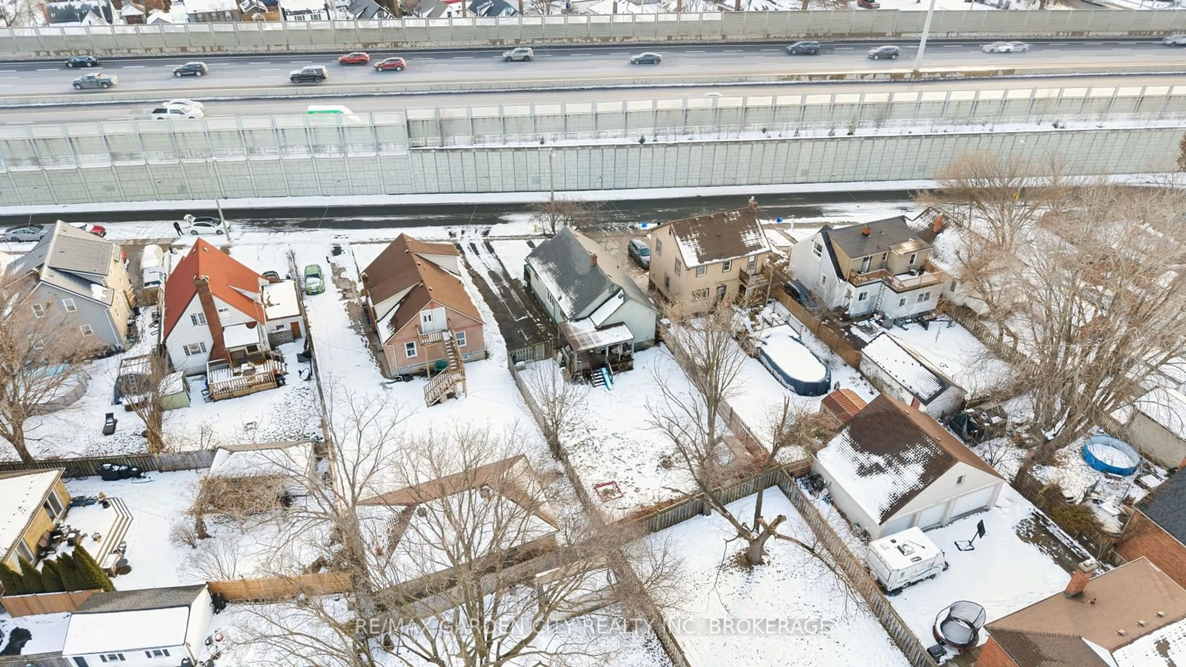 A pic from outside/outdoor area/front of a property/back of a property/a pic from drone, city buildings view from balcony for 21 Mccalla Dr, St. Catharines Ontario L2N 1A1