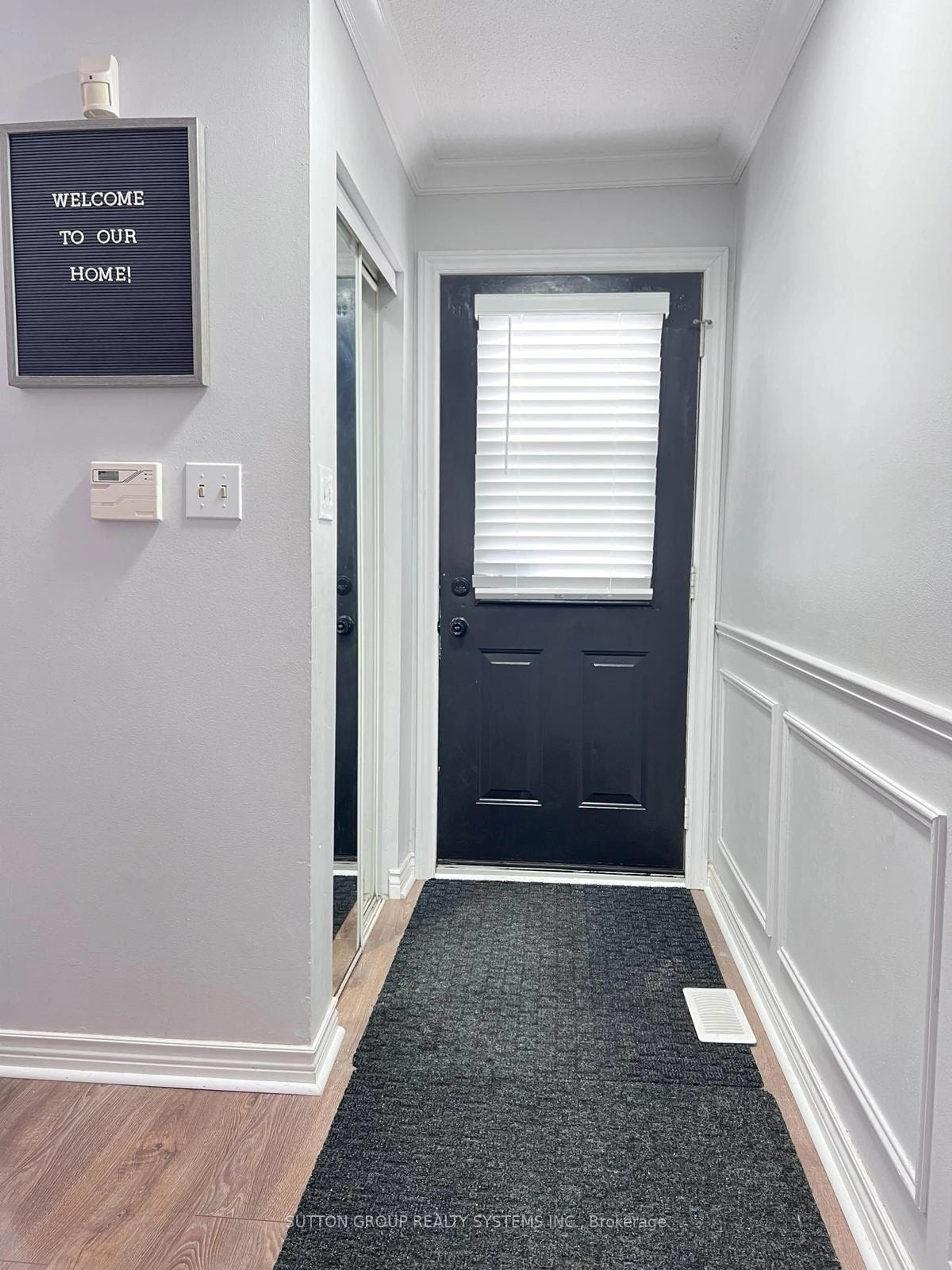 Indoor entryway for 113 Bonaventure Dr #18, Hamilton Ontario L9C 4P8