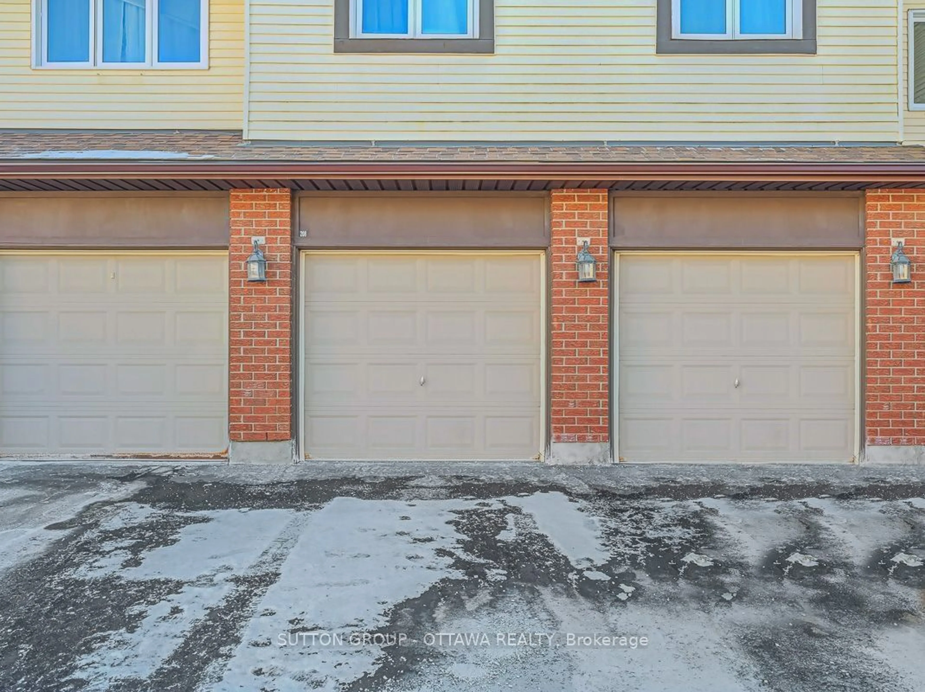 Indoor garage for 208 Steenbakkers Private, Hunt Club - South Keys and Area Ontario K1T 3E2