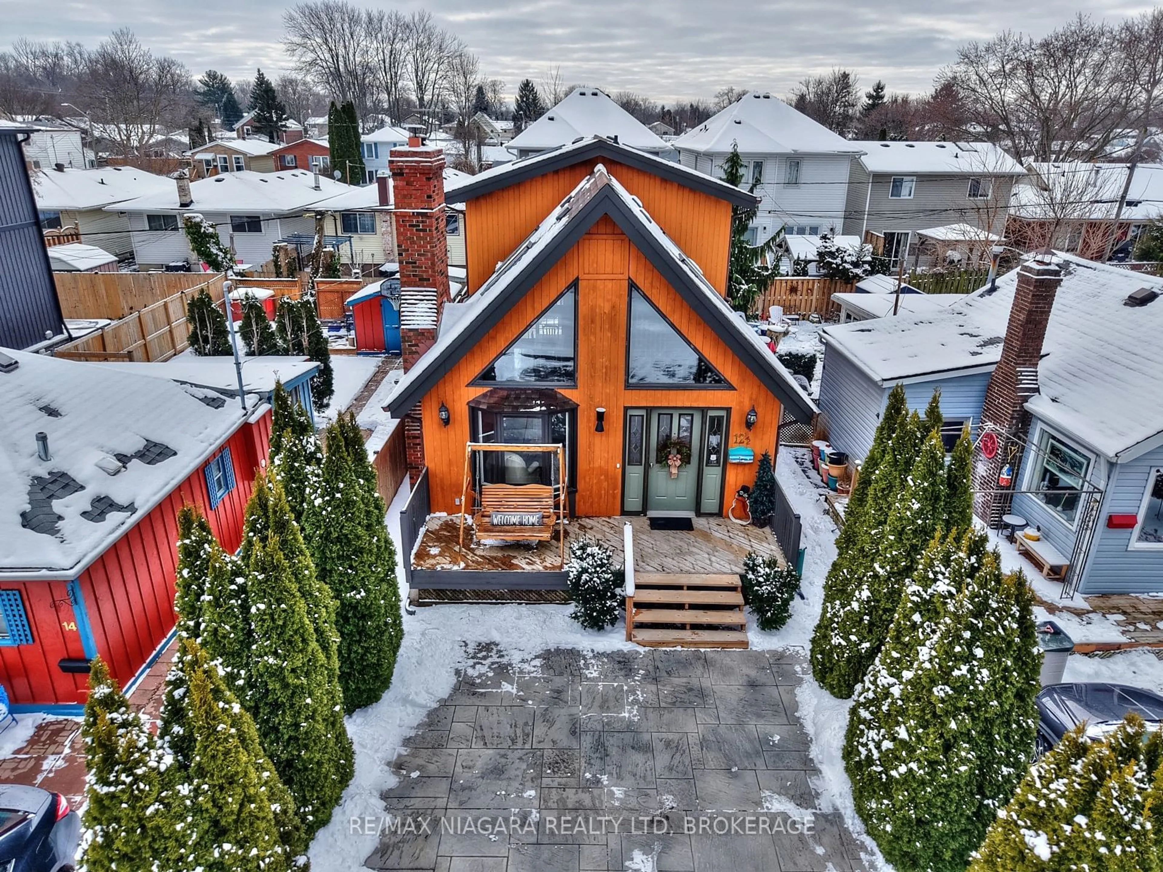 A pic from outside/outdoor area/front of a property/back of a property/a pic from drone, mountain view for 12 1/2 Lombardy Ave, St. Catharines Ontario L2M 1A2