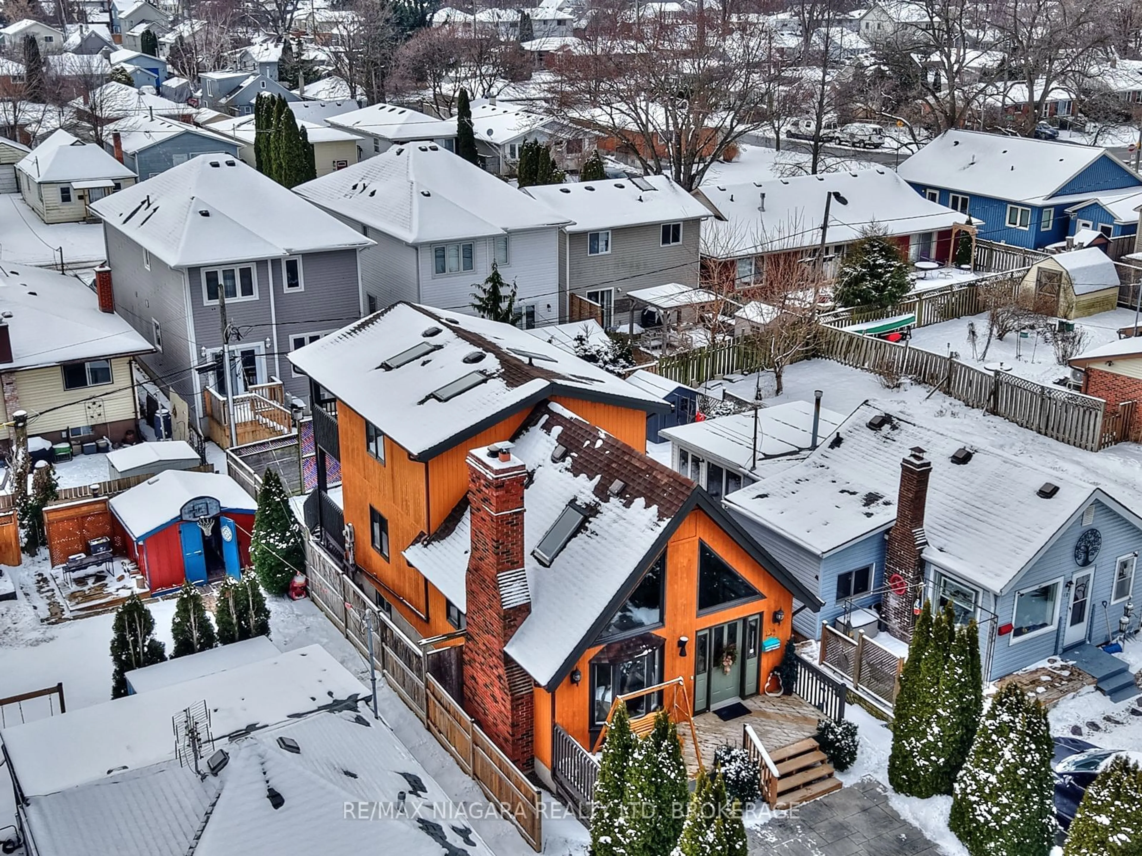 A pic from outside/outdoor area/front of a property/back of a property/a pic from drone, unknown for 12 1/2 Lombardy Ave, St. Catharines Ontario L2M 1A2