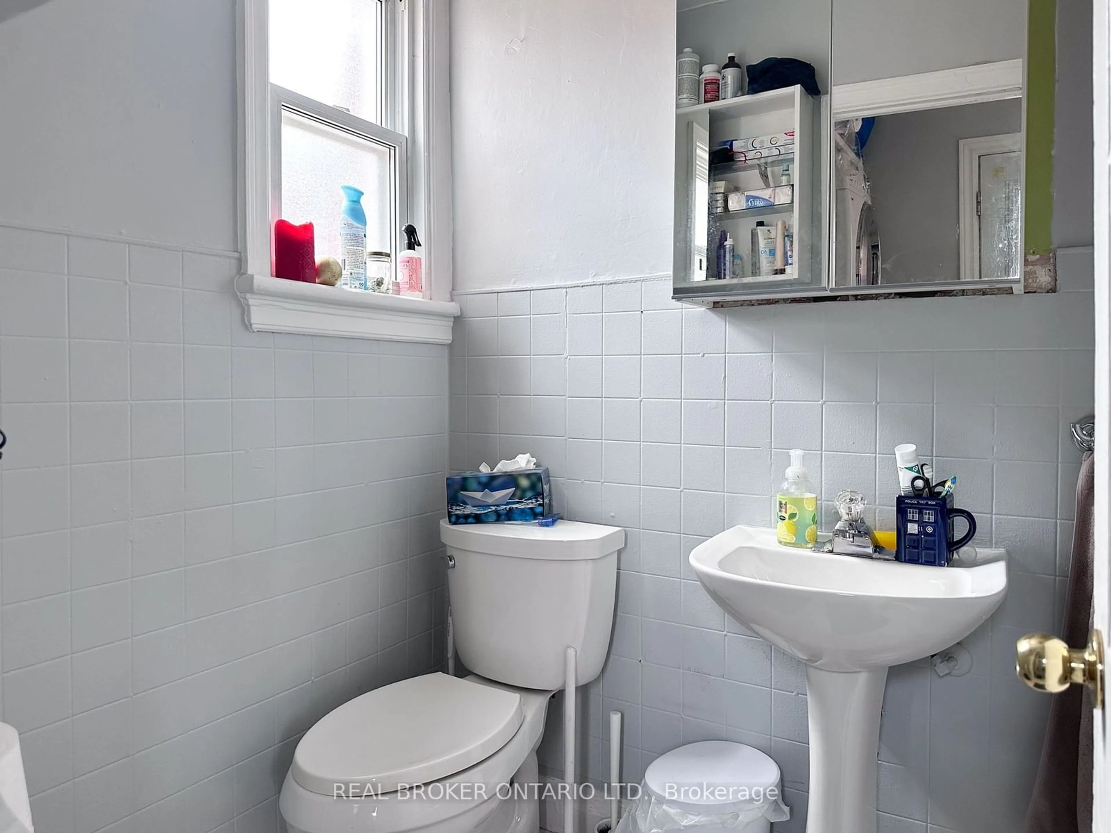 Standard bathroom, unknown for 110 Genest St, Vanier and Kingsview Park Ontario K1C 7Z2