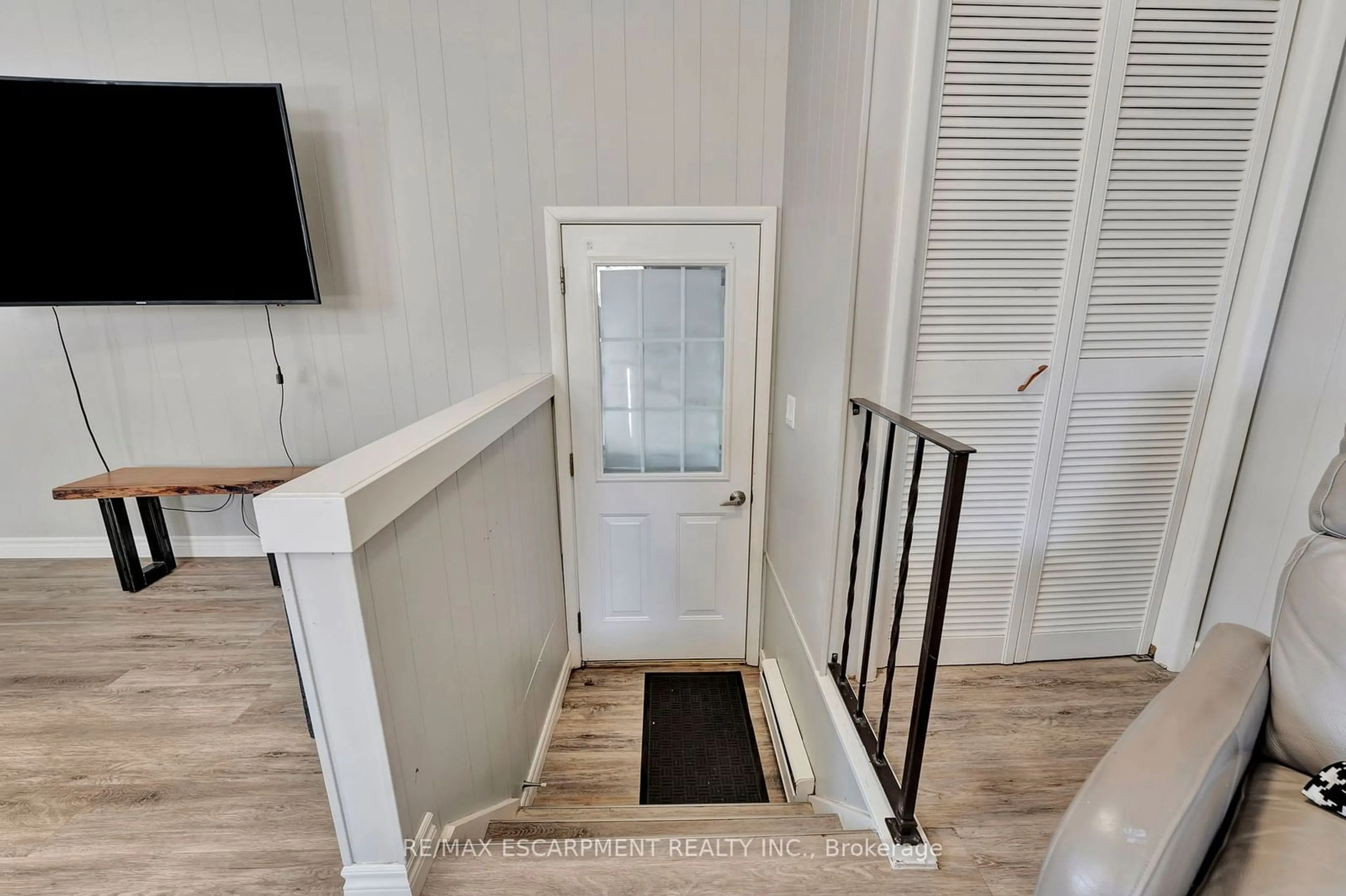 Indoor entryway for 43 OXFORD St, Cambridge Ontario N1R 1M7