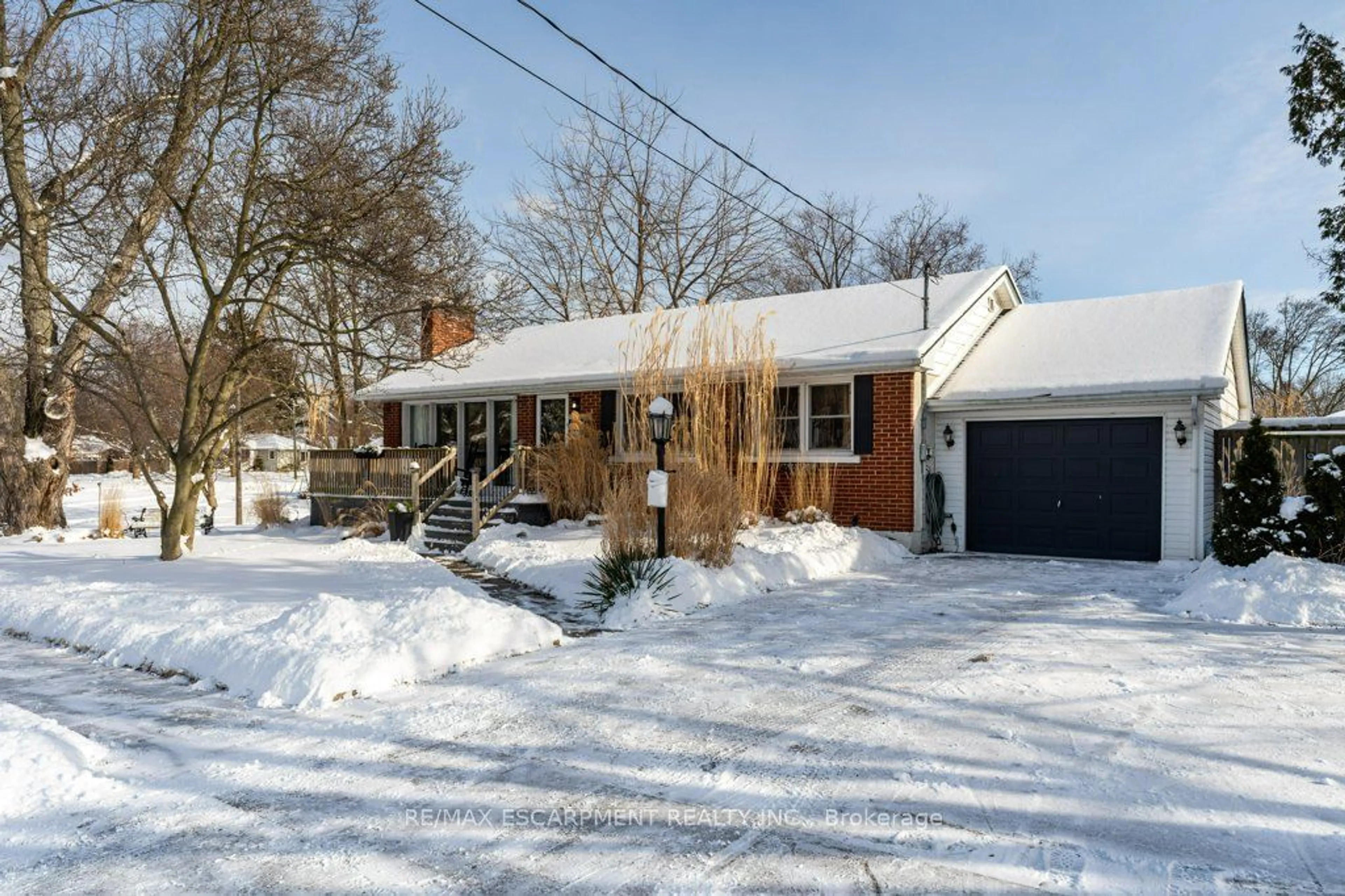 A pic from outside/outdoor area/front of a property/back of a property/a pic from drone, street for 40 Nickerson Ave, St. Catharines Ontario L2N 3M4