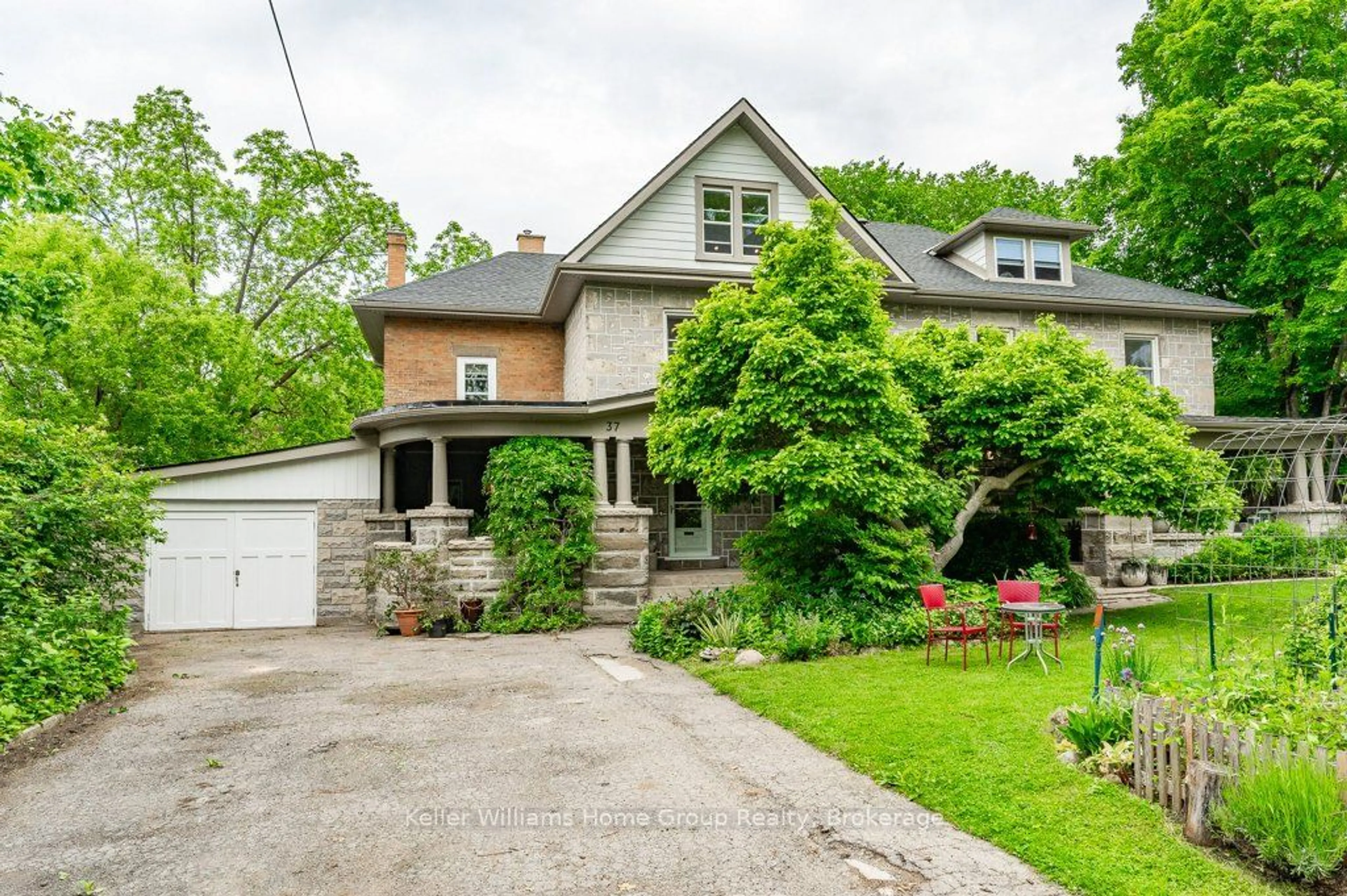 A pic from outside/outdoor area/front of a property/back of a property/a pic from drone, street for 35-37 POWELL St, Guelph Ontario N1H 1V1