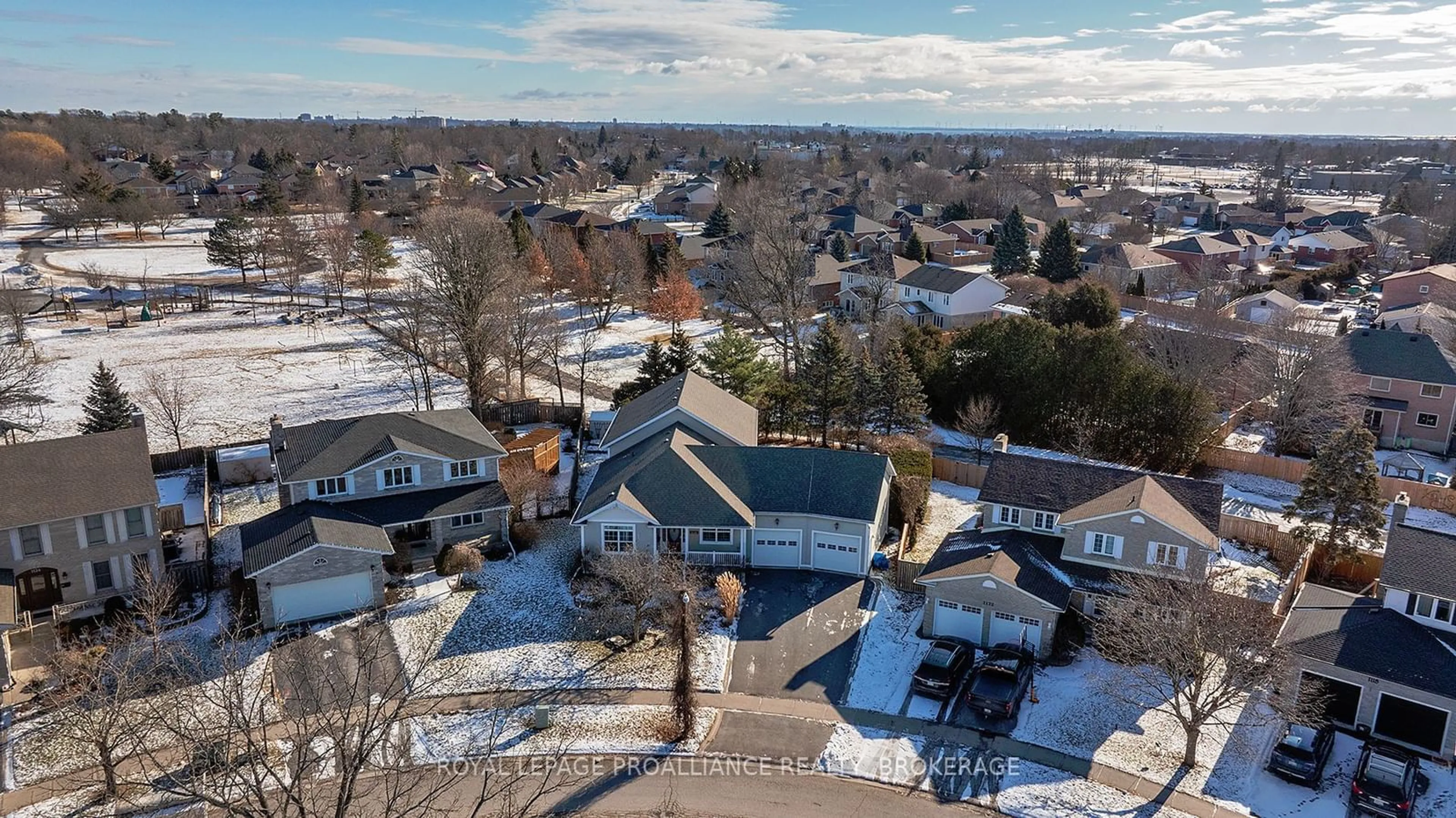 A pic from outside/outdoor area/front of a property/back of a property/a pic from drone, street for 1126 Dunham St, Kingston Ontario K7P 2L4