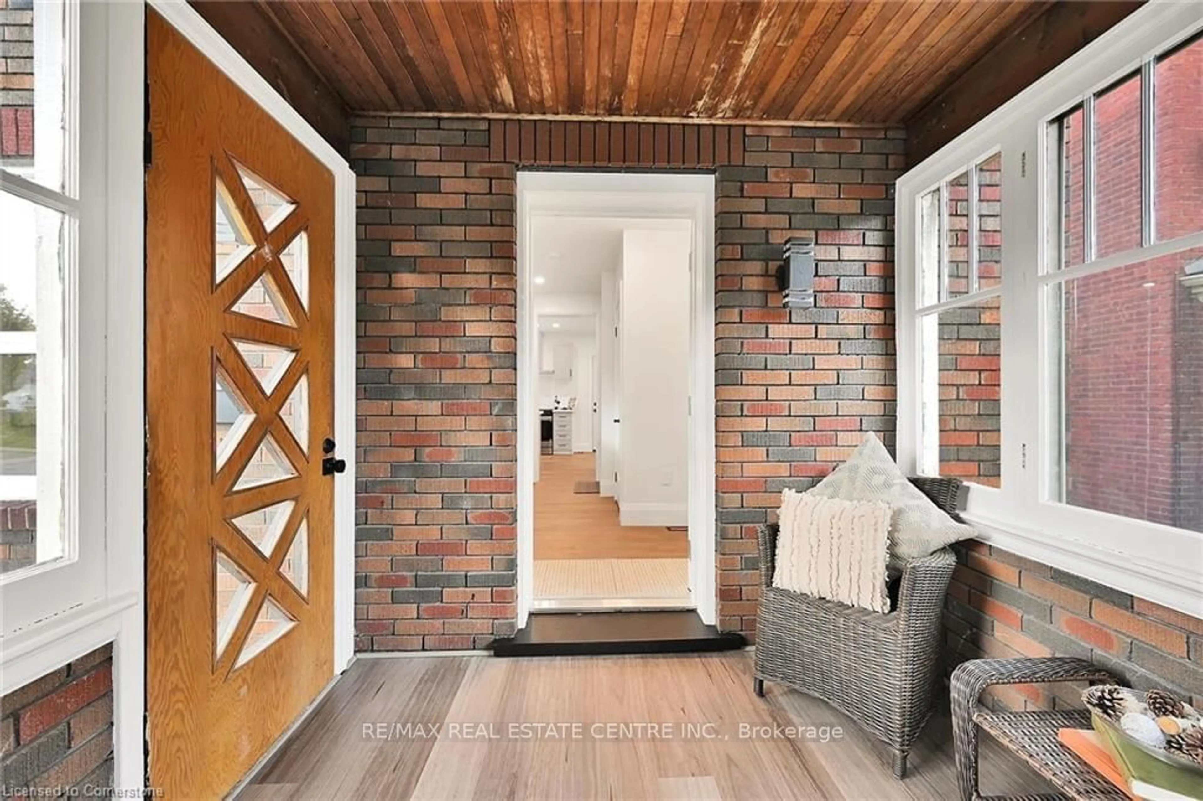 Indoor entryway for 495-497 Mary St, Woodstock Ontario N4S 4S6