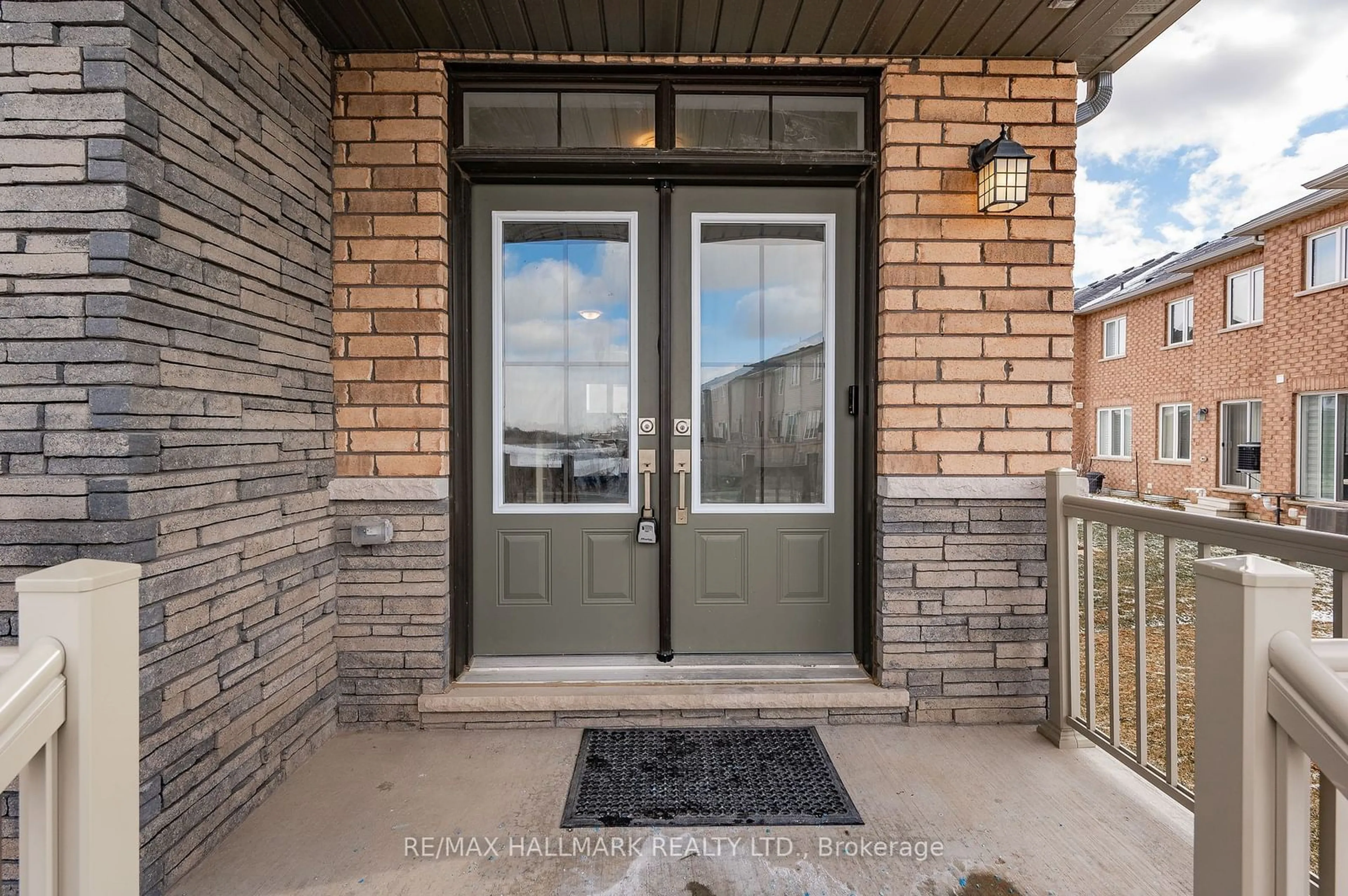 Indoor entryway for 18 Rebecca Way, Haldimand Ontario N3W 0E1