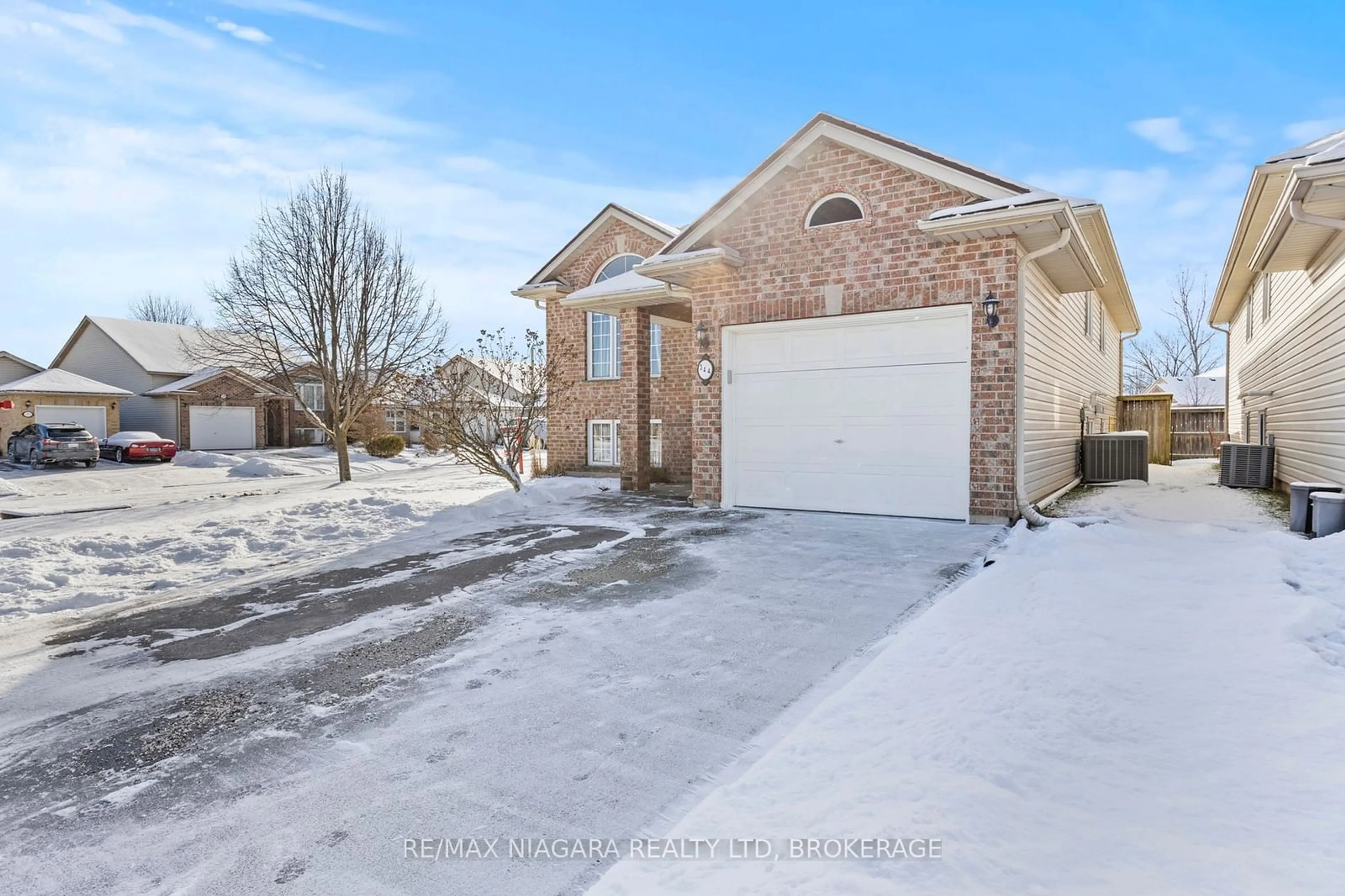 A pic from outside/outdoor area/front of a property/back of a property/a pic from drone, street for 344 St. Lawrence Dr, Welland Ontario L3C 7H7