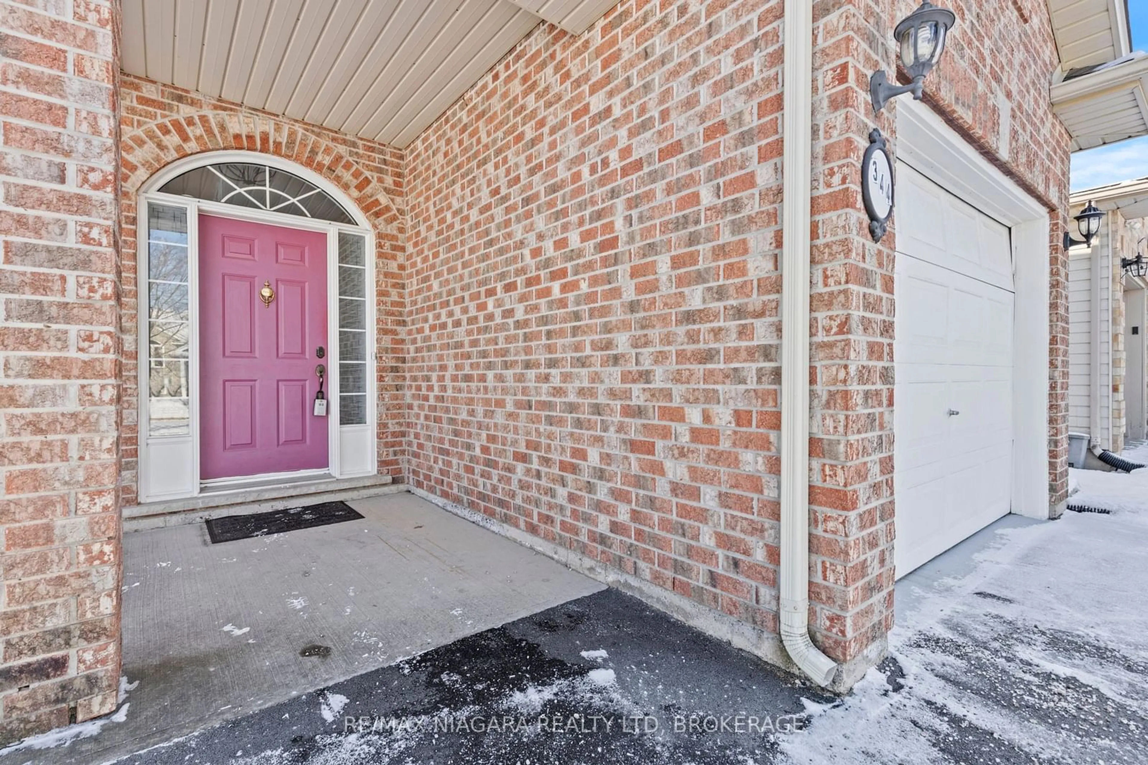 Indoor entryway for 344 St. Lawrence Dr, Welland Ontario L3C 7H7