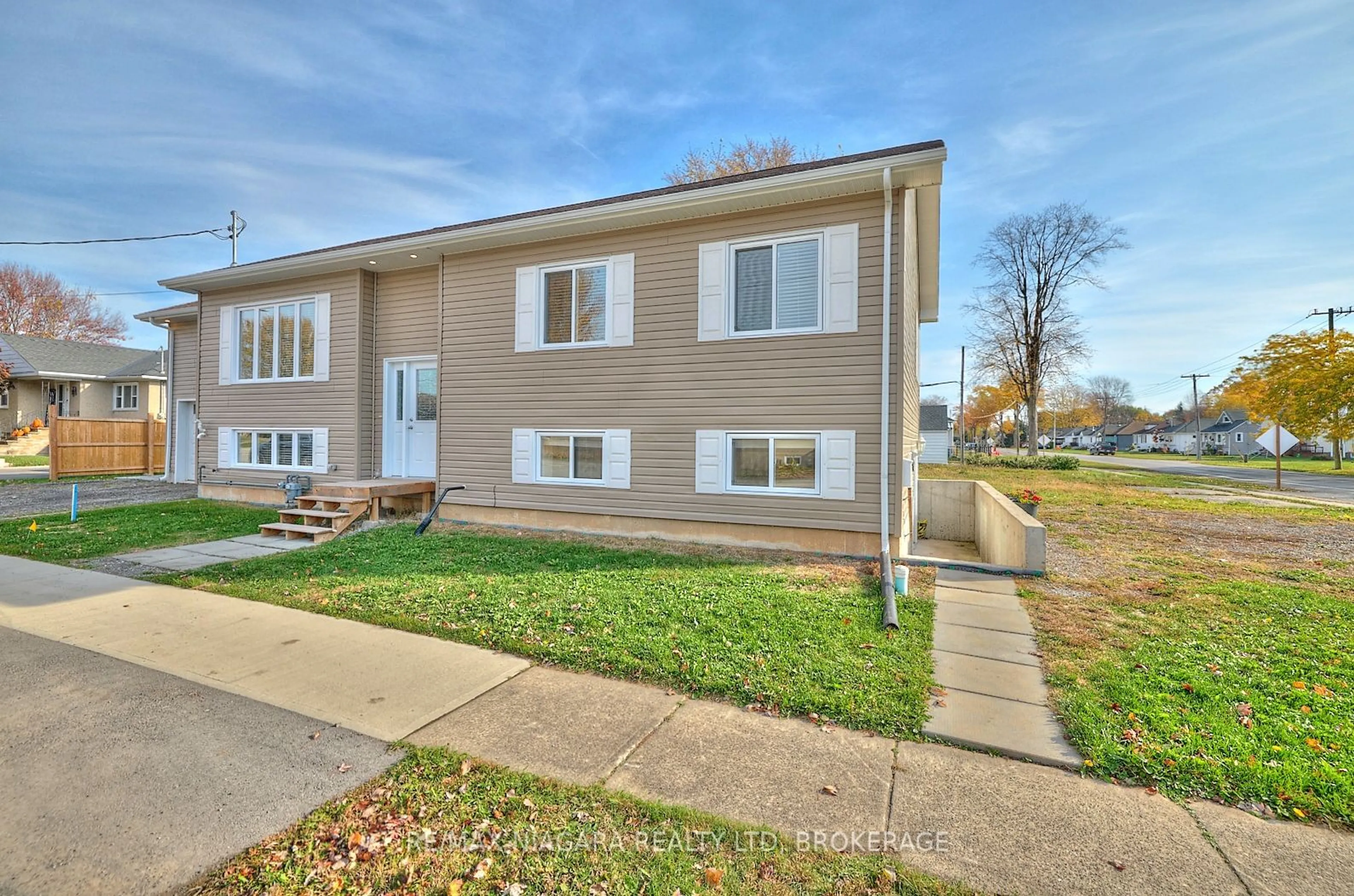 Home with vinyl exterior material, street for 437 Sugarloaf St, Port Colborne Ontario L3K 2P3