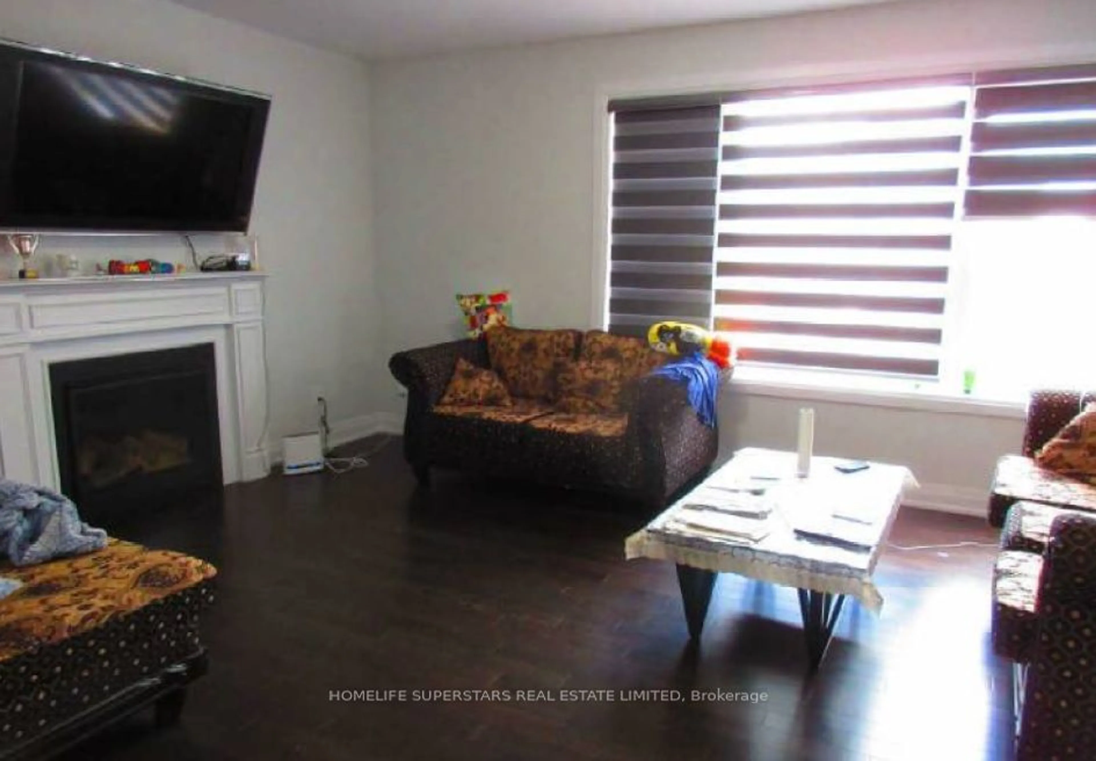 Living room with furniture, wood/laminate floor for 795 QUEENSTON Blvd, Woodstock Ontario N4T 0N1