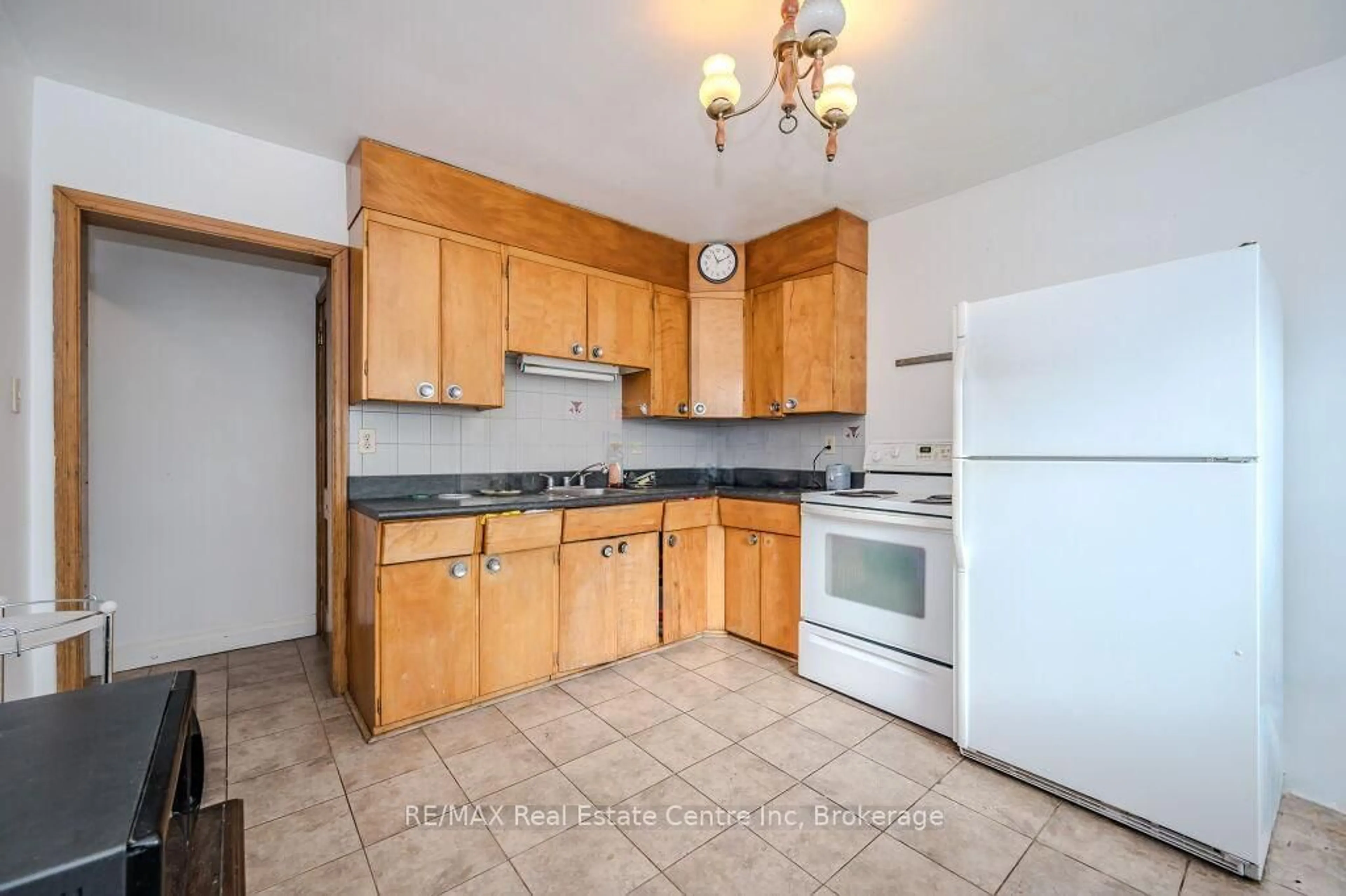 Standard kitchen, ceramic/tile floor for 113 Elizabeth St, Guelph Ontario N1E 2X4