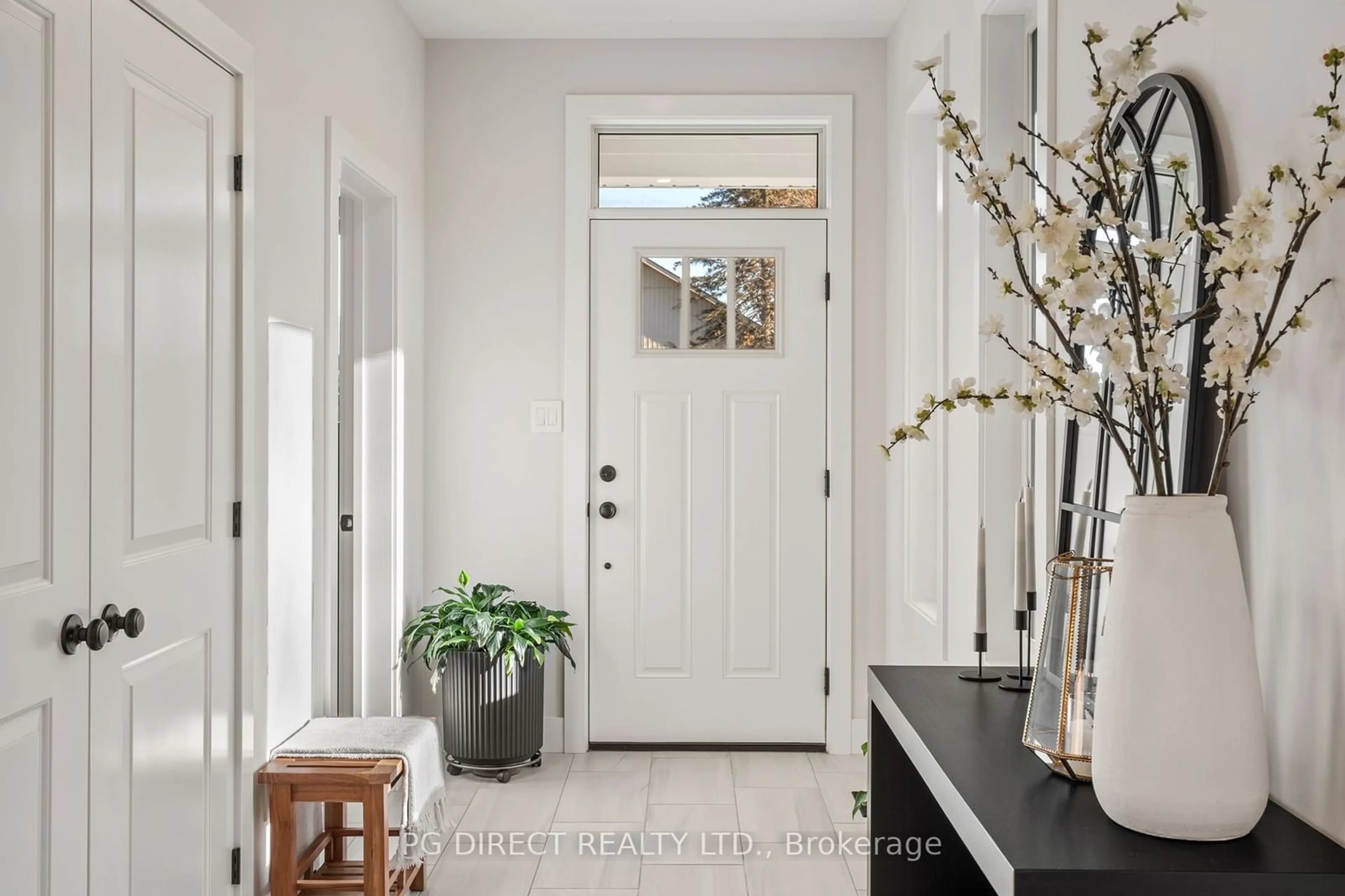 Indoor entryway for 131 Main St, West Elgin Ontario N0L 2P0