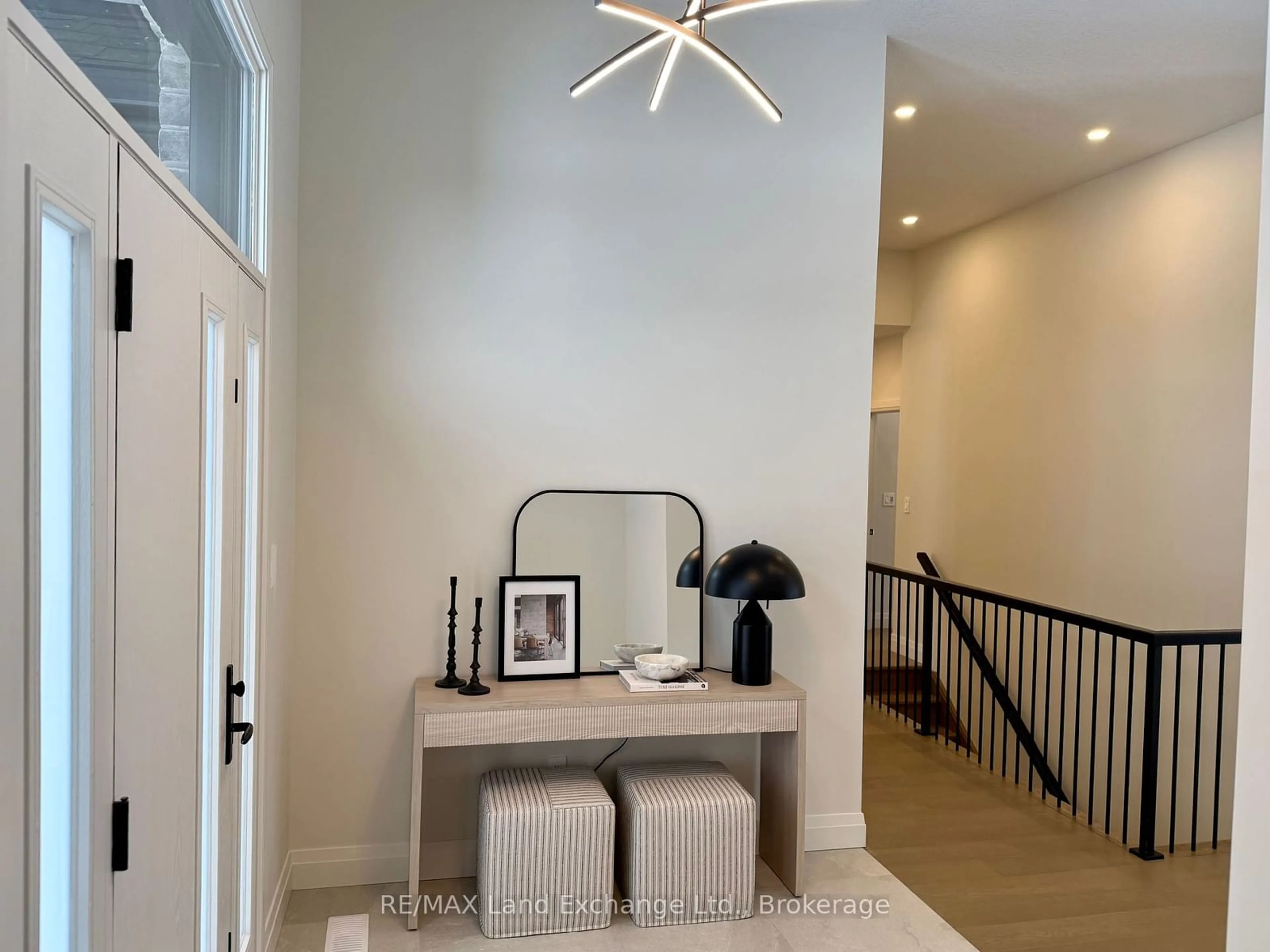 Indoor entryway for 924 BOGDANOVIC Way, Huron-Kinloss Ontario N2Z 0H3