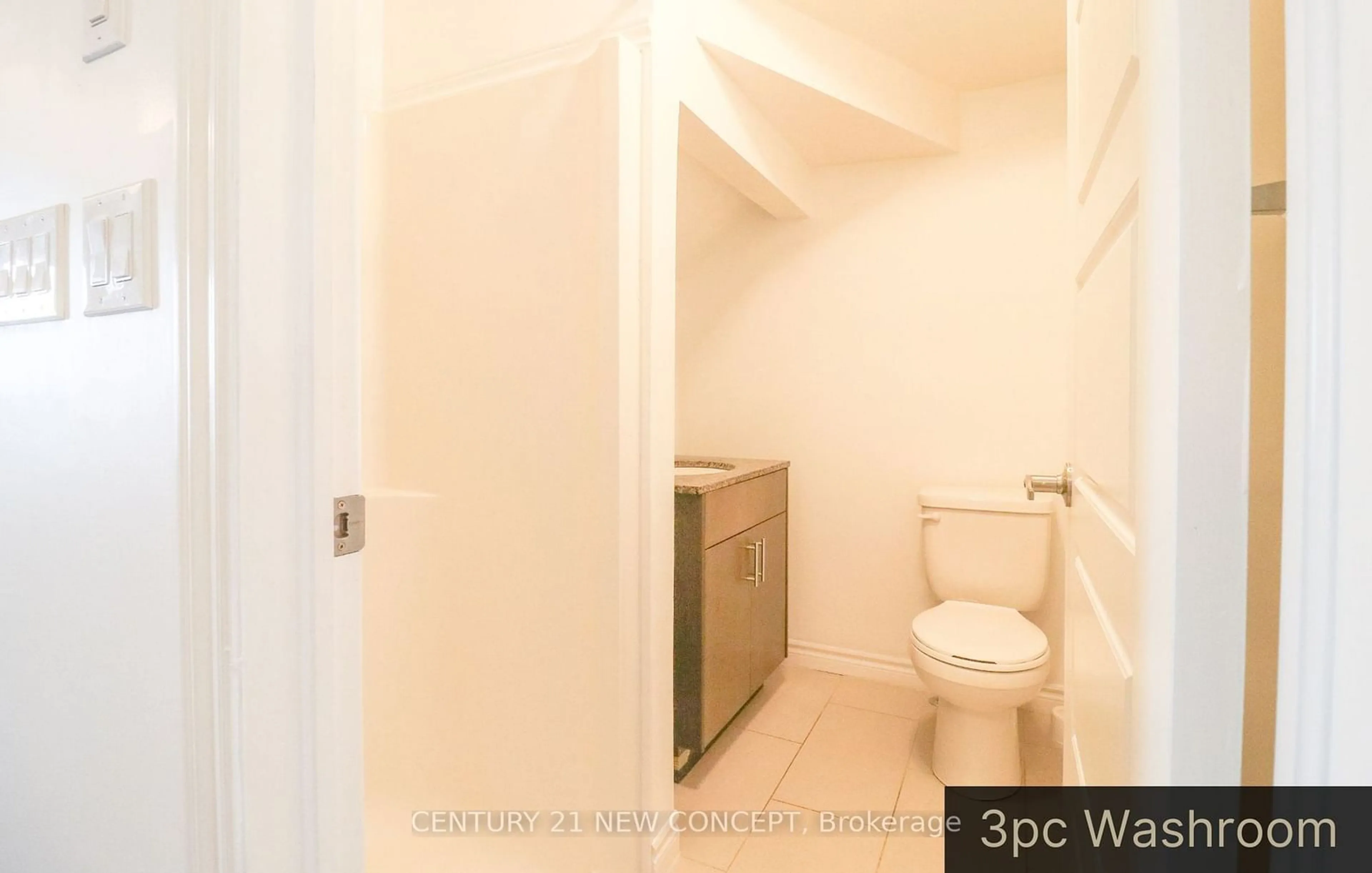 Standard bathroom, unknown for 1430 Highland Rd #4C, Kitchener Ontario N2N 0C3