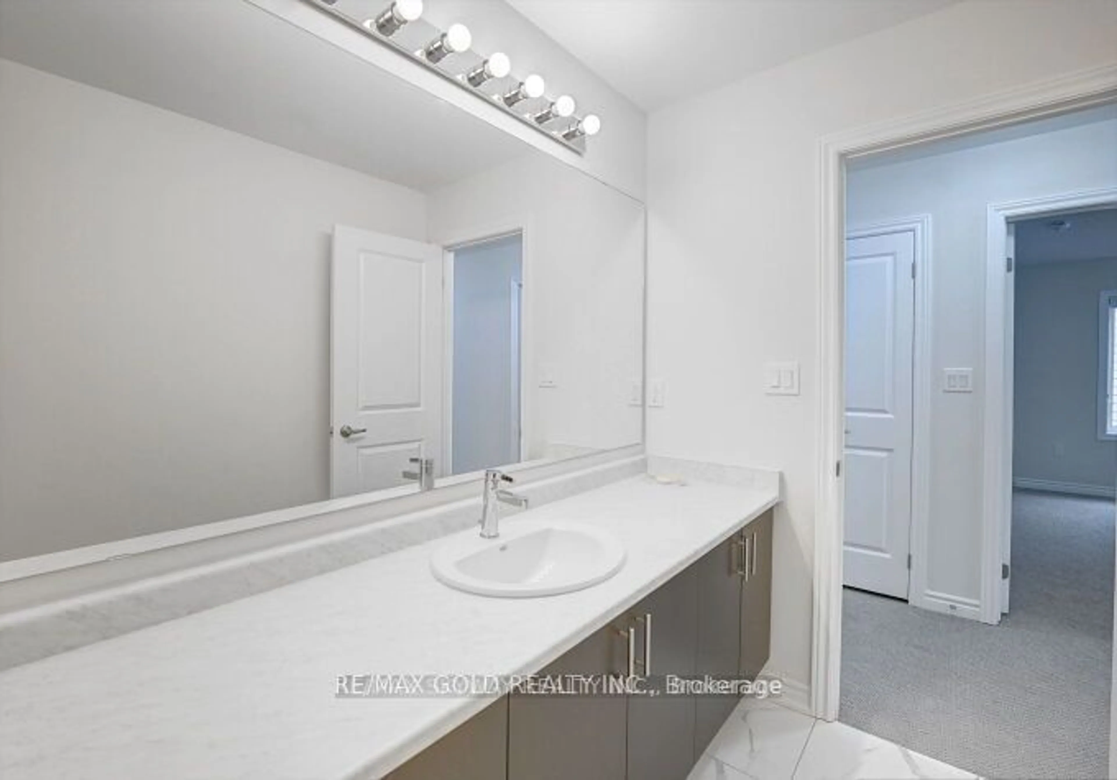 Standard bathroom, ceramic/tile floor for 33 Gilham Way, Brant Ontario N0E 1N0