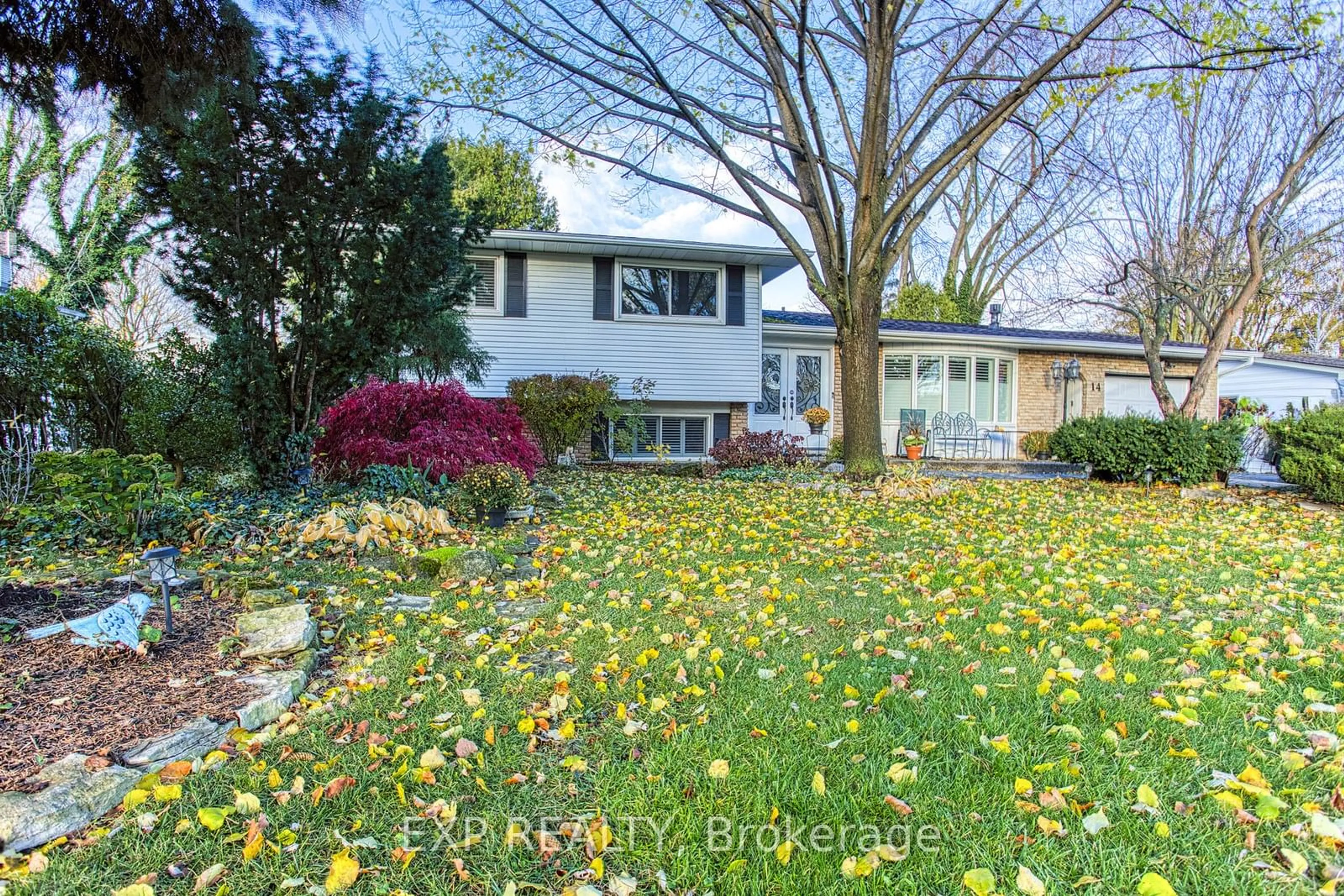 A pic from outside/outdoor area/front of a property/back of a property/a pic from drone, street for 14 George St, Grimsby Ontario L3M 3Y4