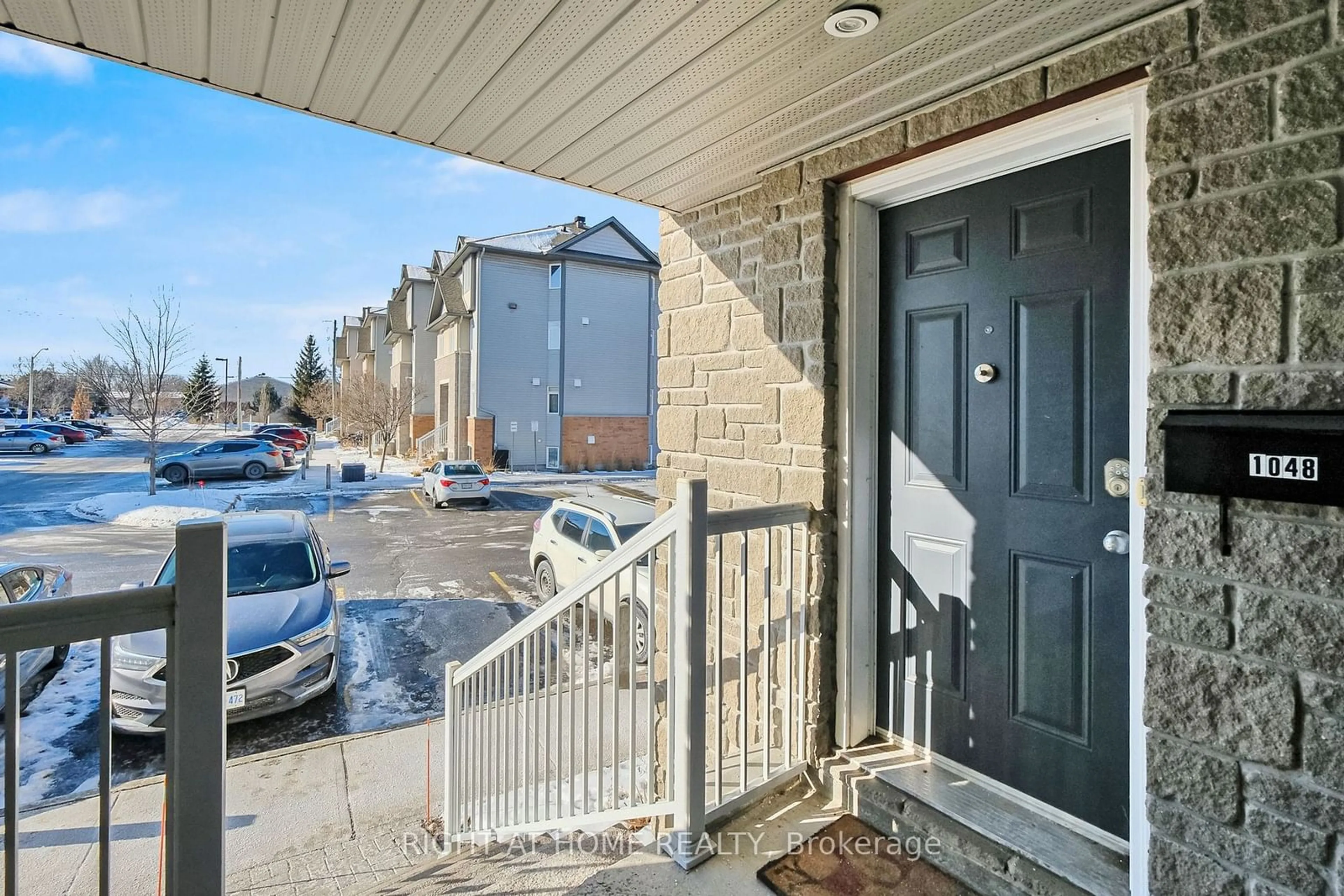 Indoor entryway for 1048 Redtail, Cyrville - Carson Grove - Pineview Ontario K1J 0A9