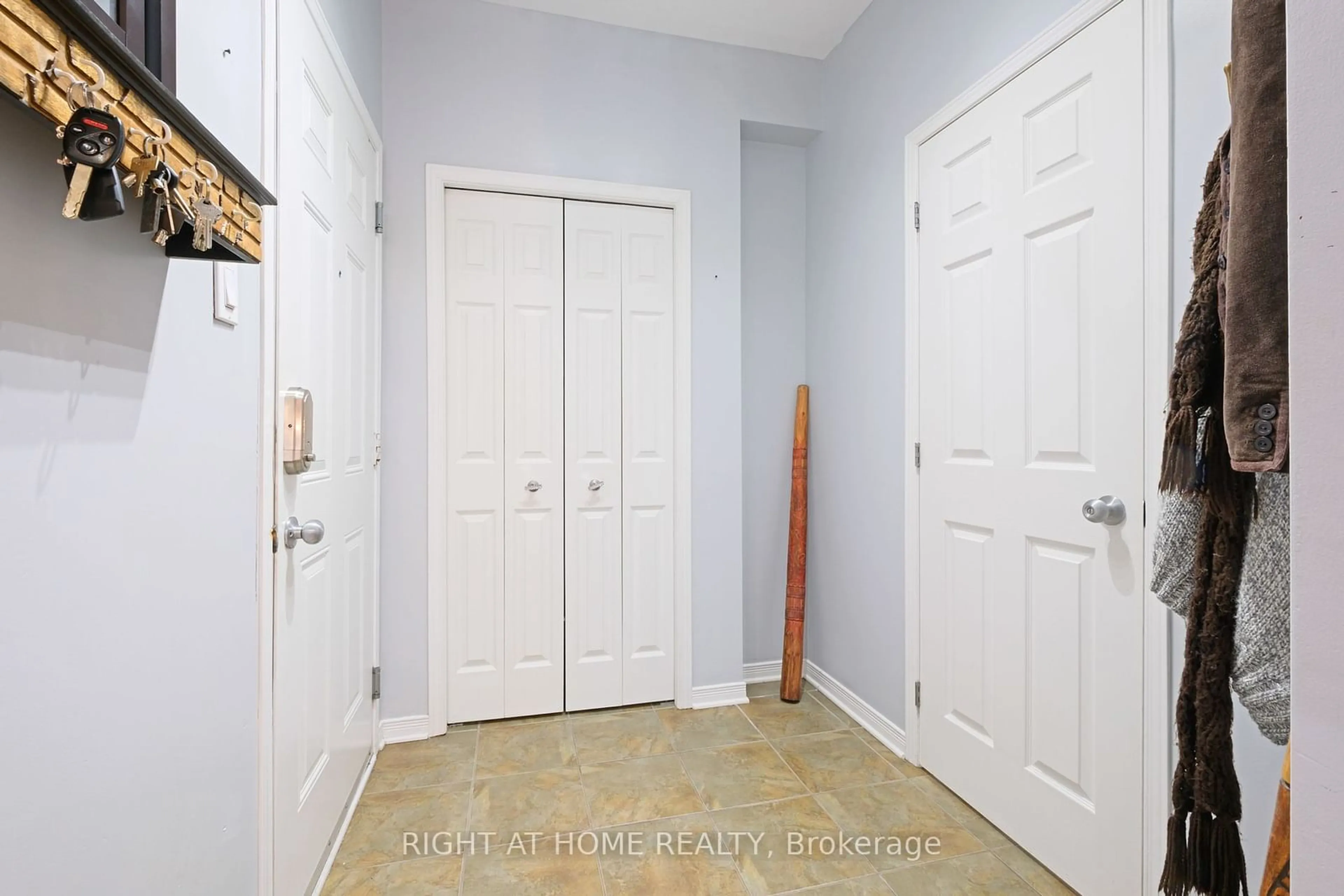 Indoor entryway for 1048 Redtail, Cyrville - Carson Grove - Pineview Ontario K1J 0A9