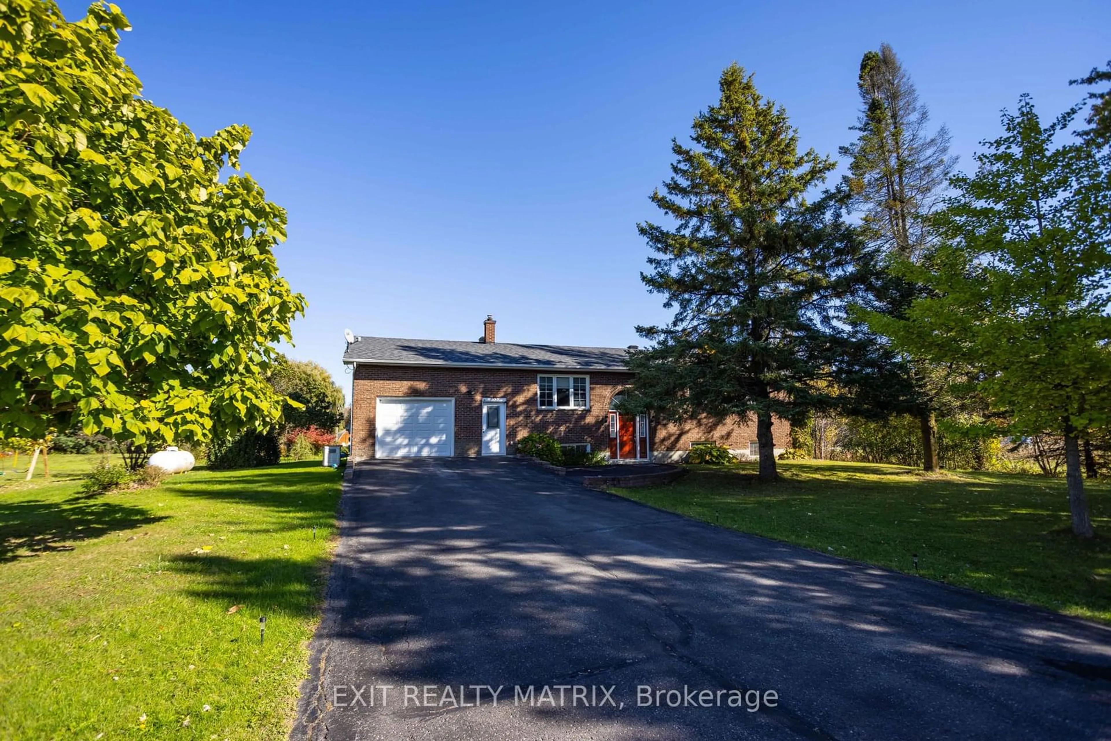 A pic from outside/outdoor area/front of a property/back of a property/a pic from drone, street for 955 Eadie Rd, Russell Ontario K4R 1E5