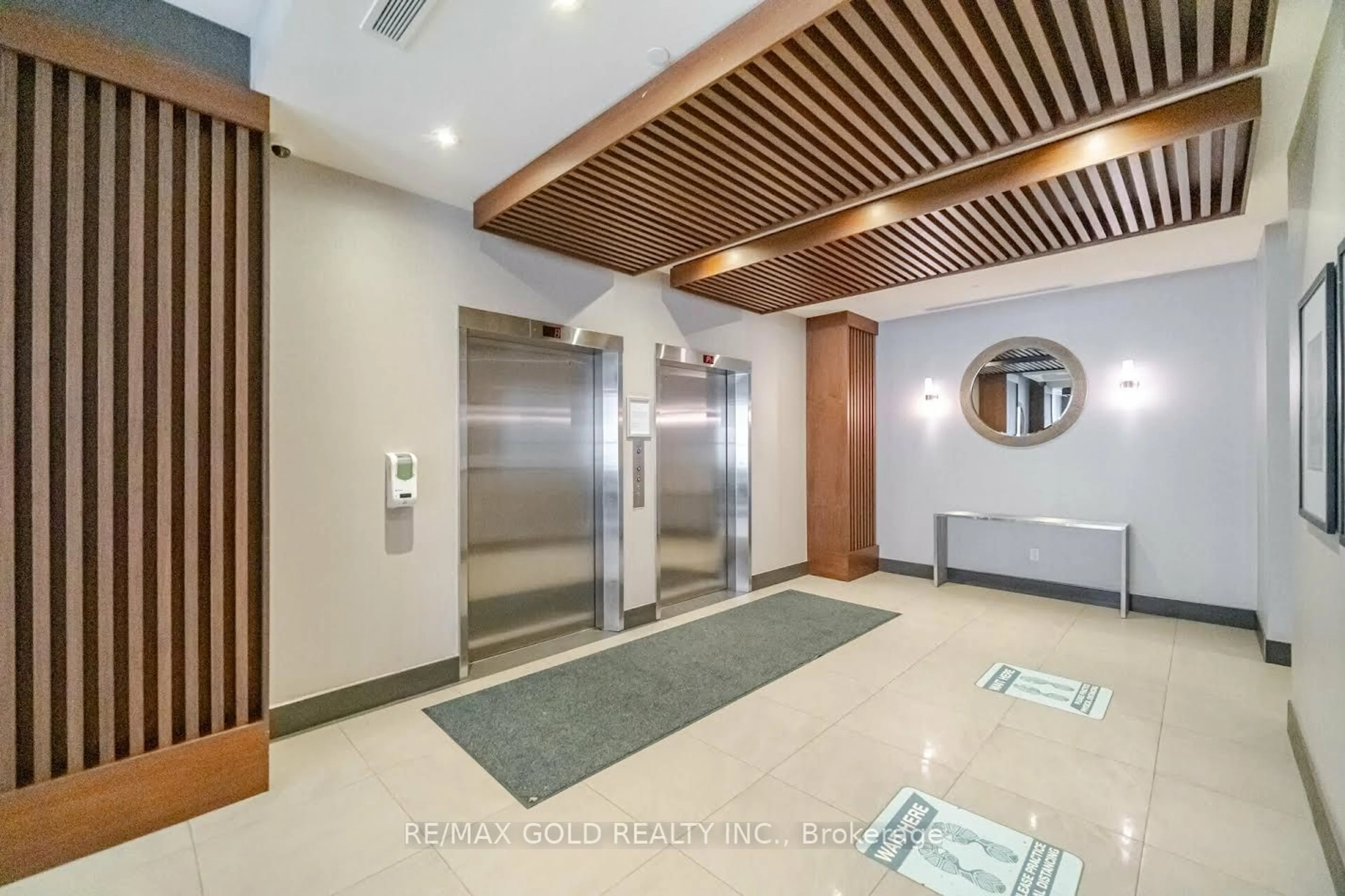 Indoor foyer for 150 Main St #806, Hamilton Ontario L8P 1H8