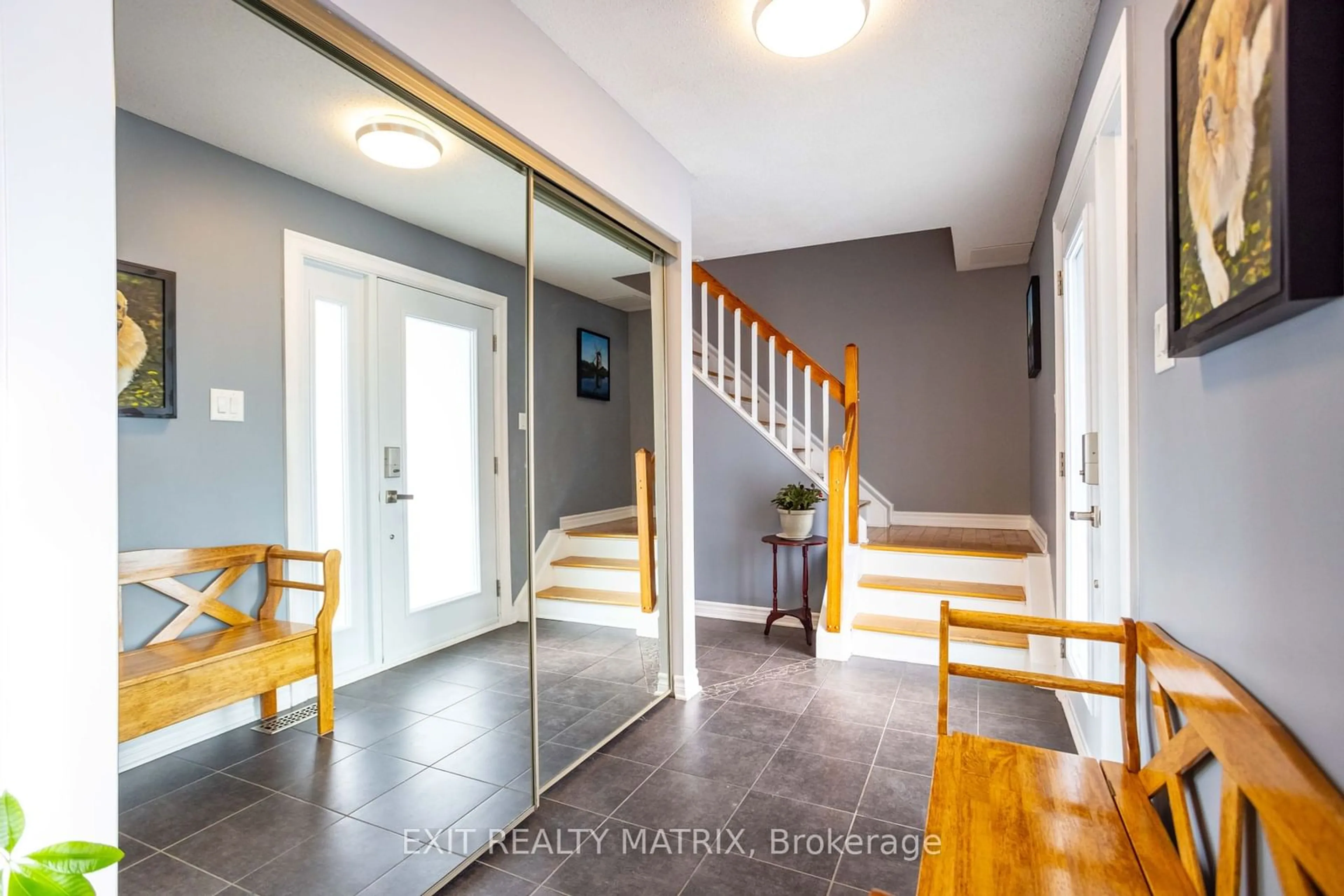 Indoor entryway for 98 Menard St, Russell Ontario K0A 1W1