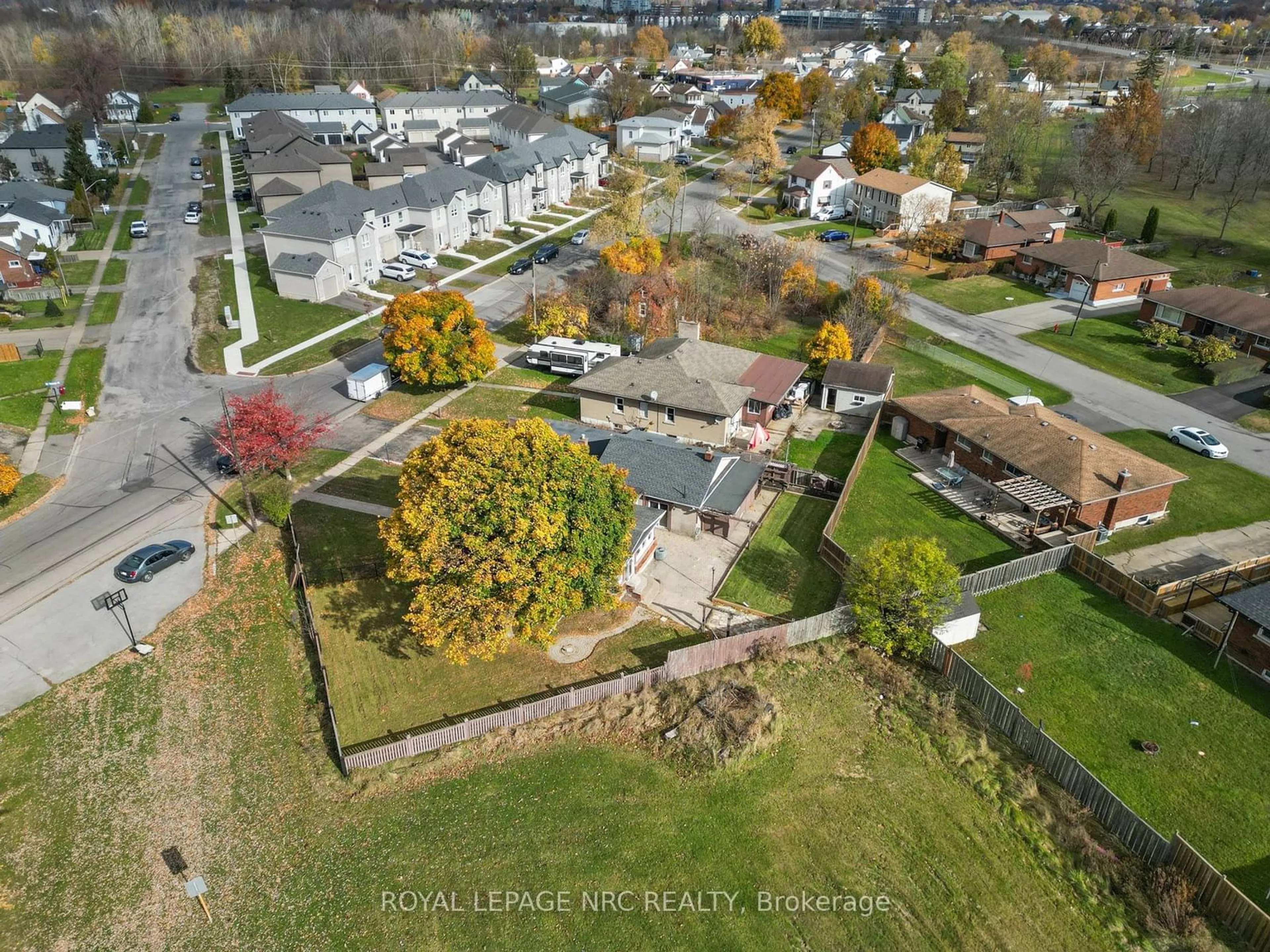 A pic from outside/outdoor area/front of a property/back of a property/a pic from drone, street for 91 Saint George St, Welland Ontario L3C 5N3