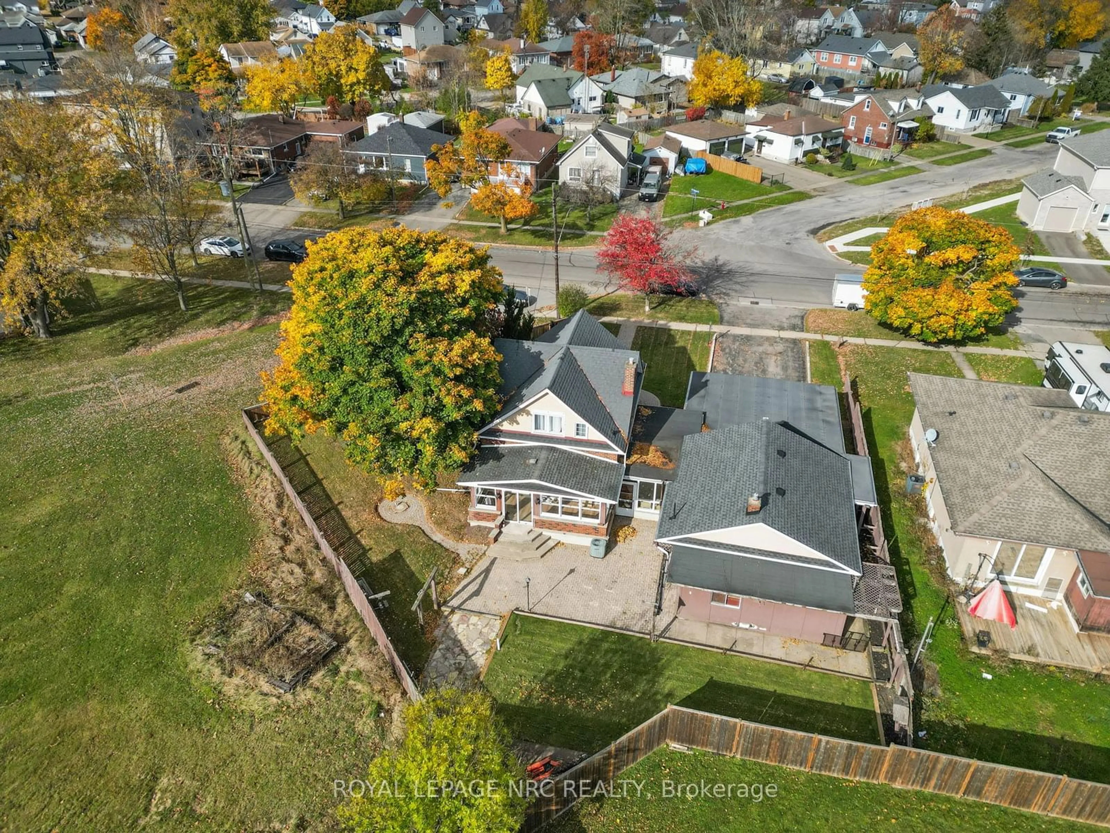 A pic from outside/outdoor area/front of a property/back of a property/a pic from drone, street for 91 Saint George St, Welland Ontario L3C 5N3