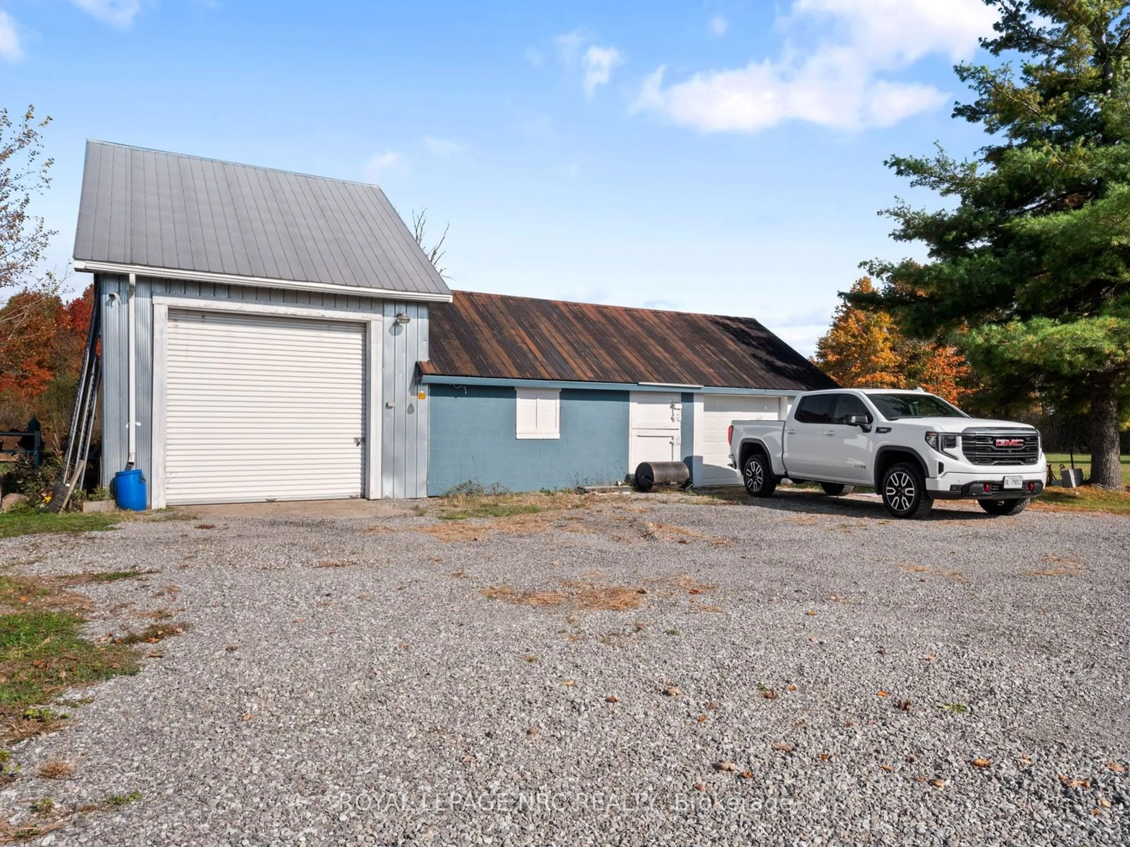 A pic from outside/outdoor area/front of a property/back of a property/a pic from drone, building for 4426 NETHERBY Rd, Fort Erie Ontario L3B 5N7