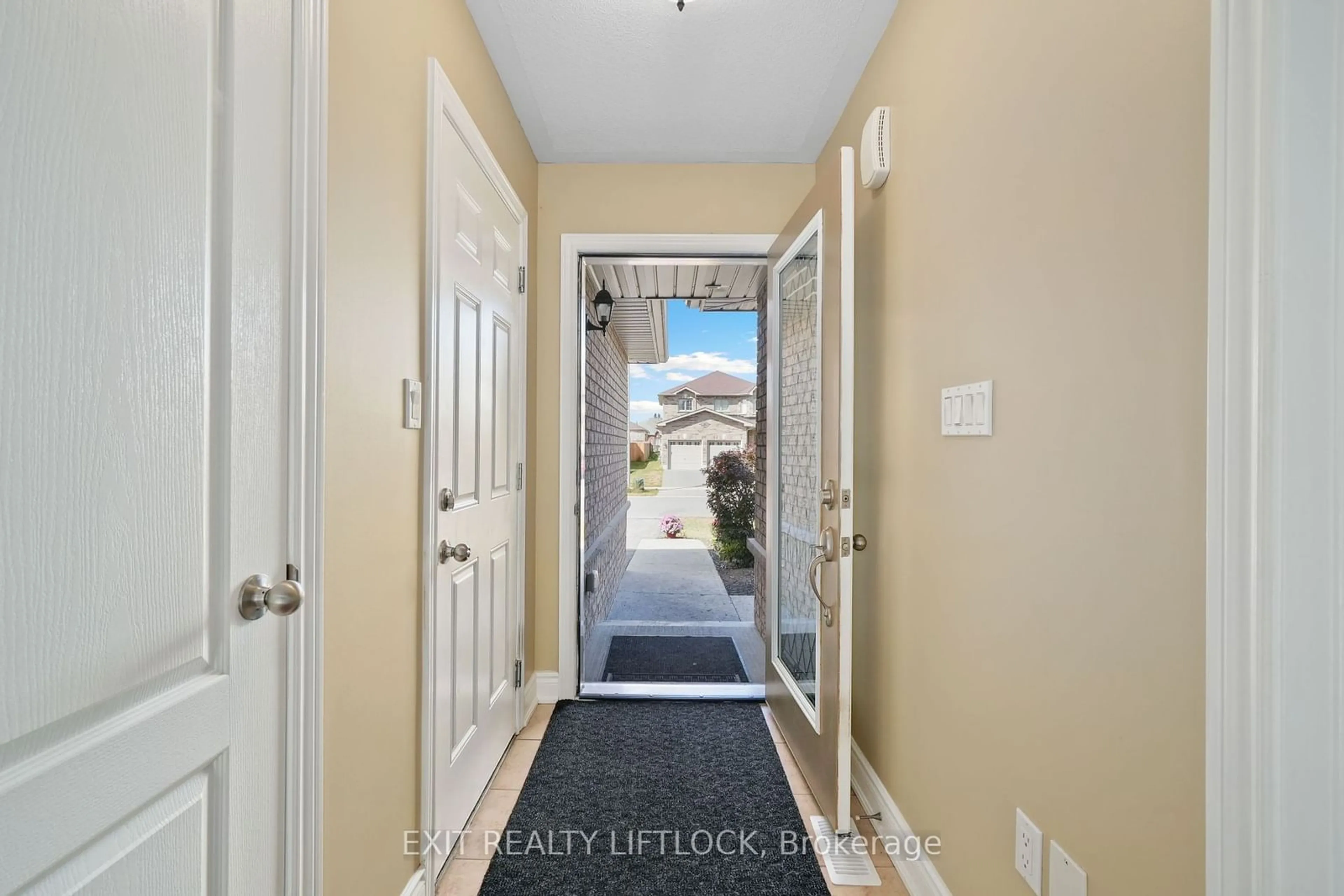 Indoor entryway for 36 White Hart Lane, Trent Hills Ontario K0L 1Y0