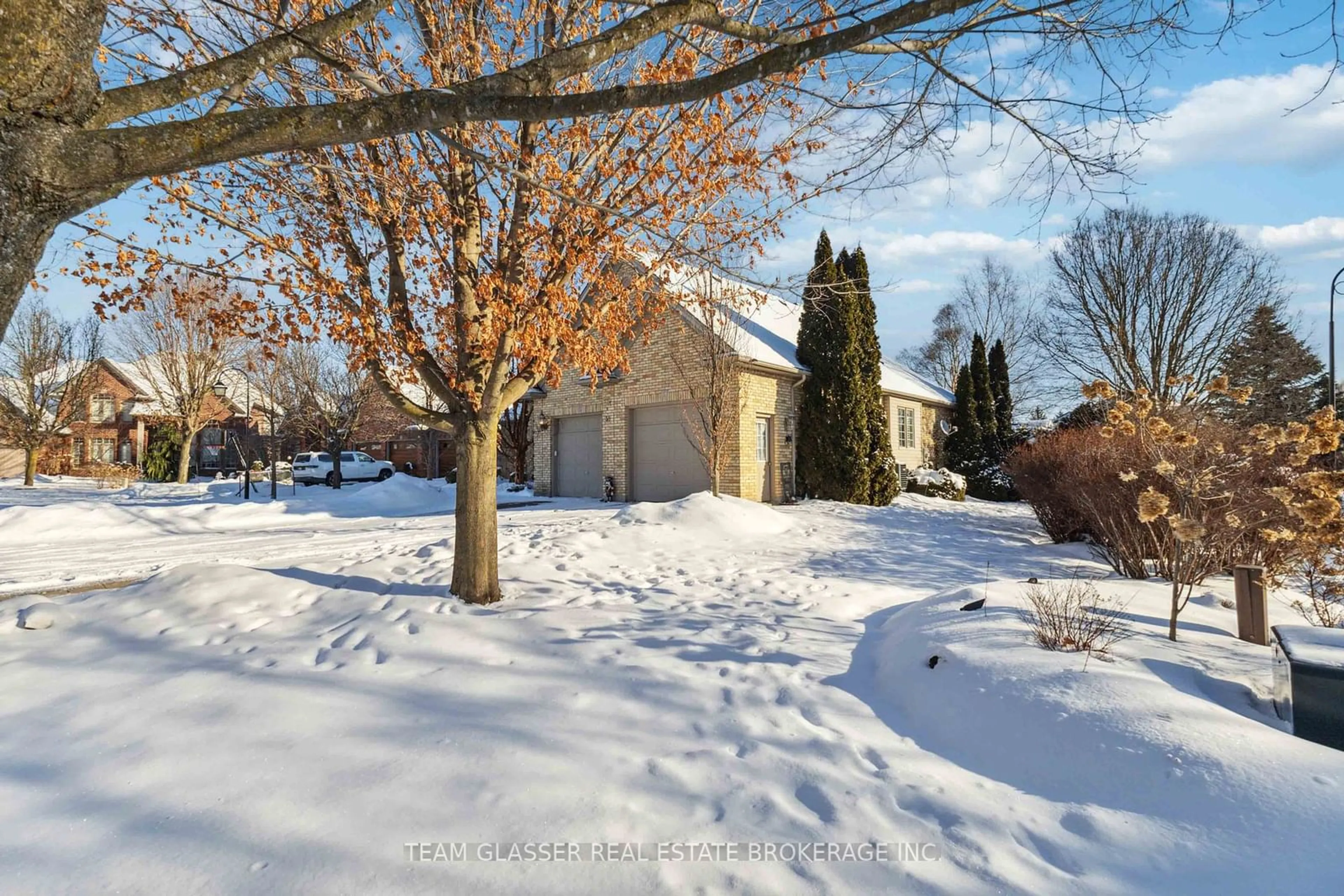 A pic from outside/outdoor area/front of a property/back of a property/a pic from drone, street for 38 Butternut Grve, London Ontario N6K 4J4