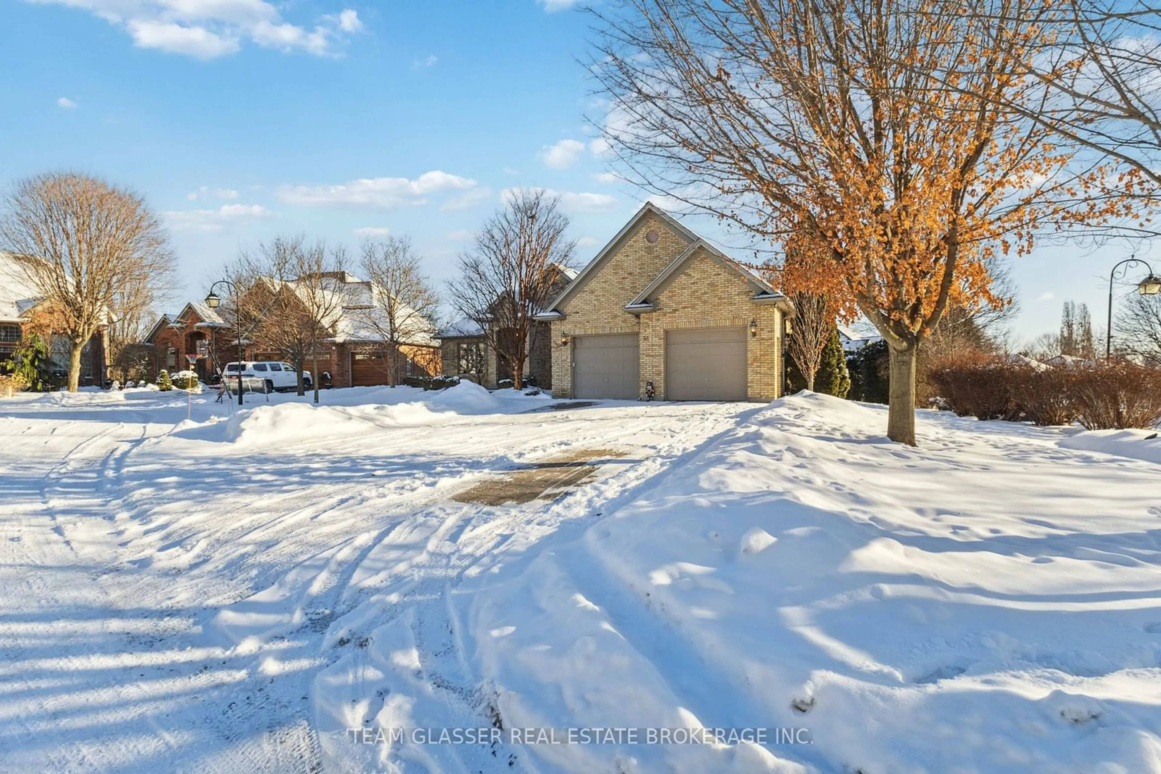 A pic from outside/outdoor area/front of a property/back of a property/a pic from drone, street for 38 Butternut Grve, London Ontario N6K 4J4