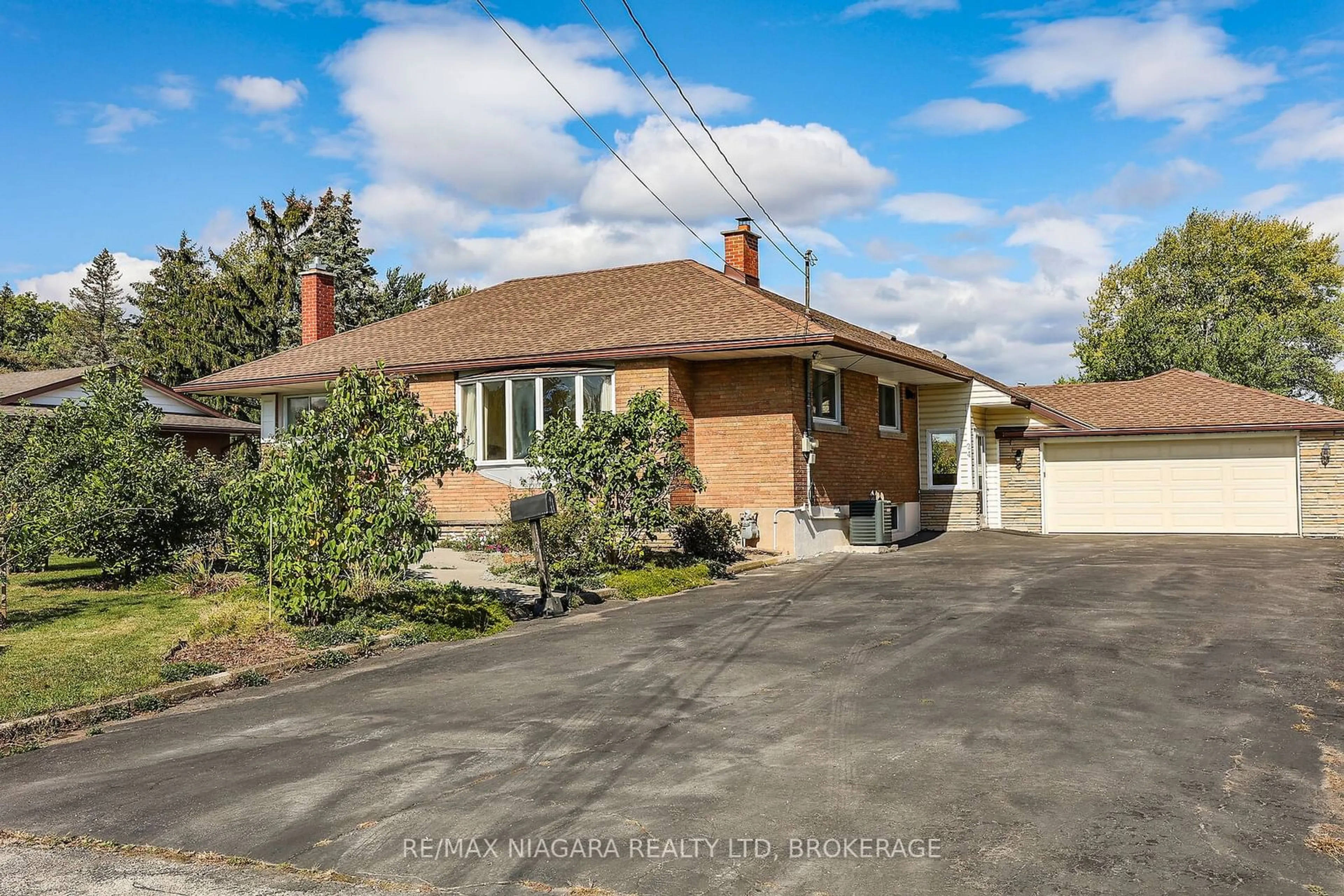 A pic from outside/outdoor area/front of a property/back of a property/a pic from drone, street for 24 Coronation Dr, Port Colborne Ontario L3K 3Z4