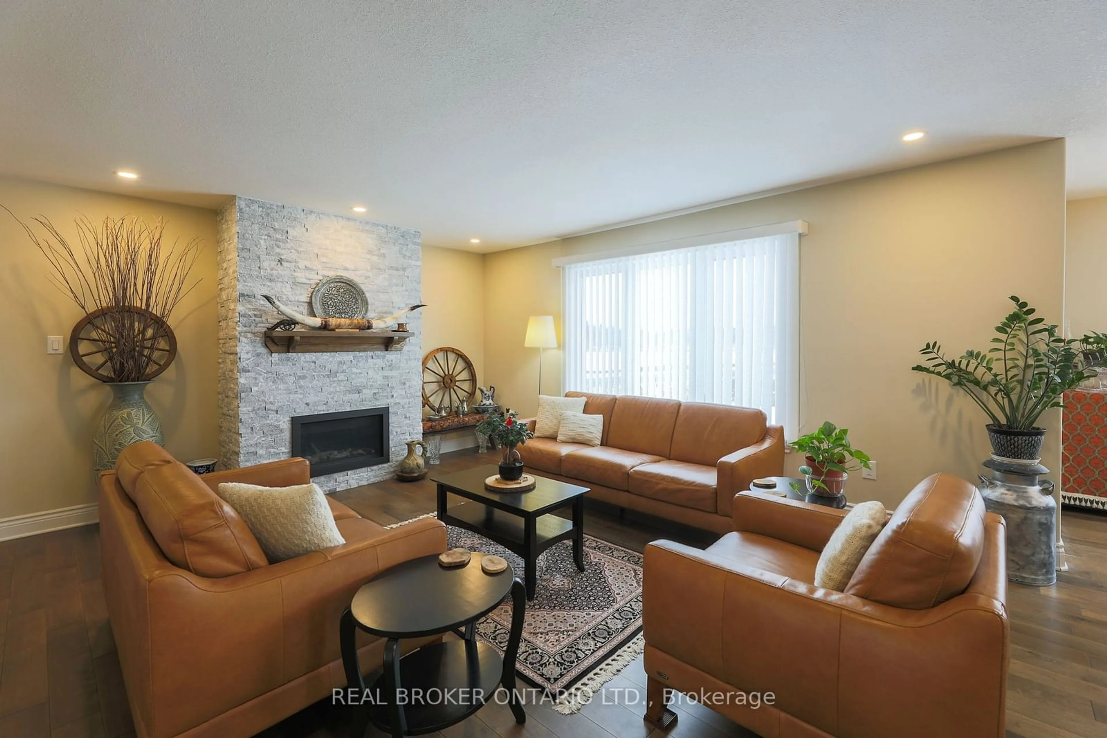 Living room with furniture, ceramic/tile floor for 3403 Summerbreeze Dr, Greely - Metcalfe - Osgoode - Vernon and Area Ontario K0A 2W0