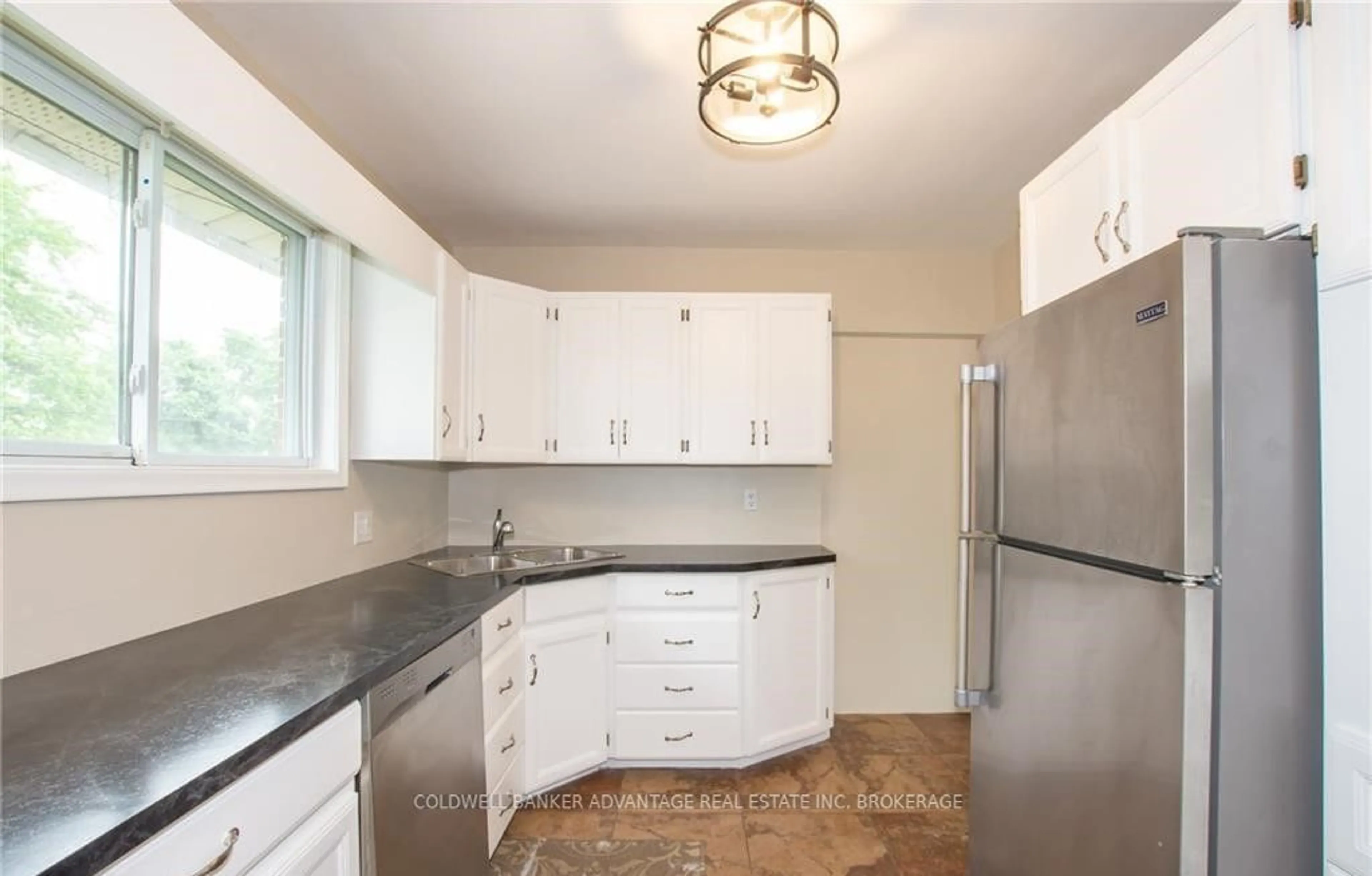 Standard kitchen, unknown for 19 Caithness Dr, Welland Ontario L3C 4Z3