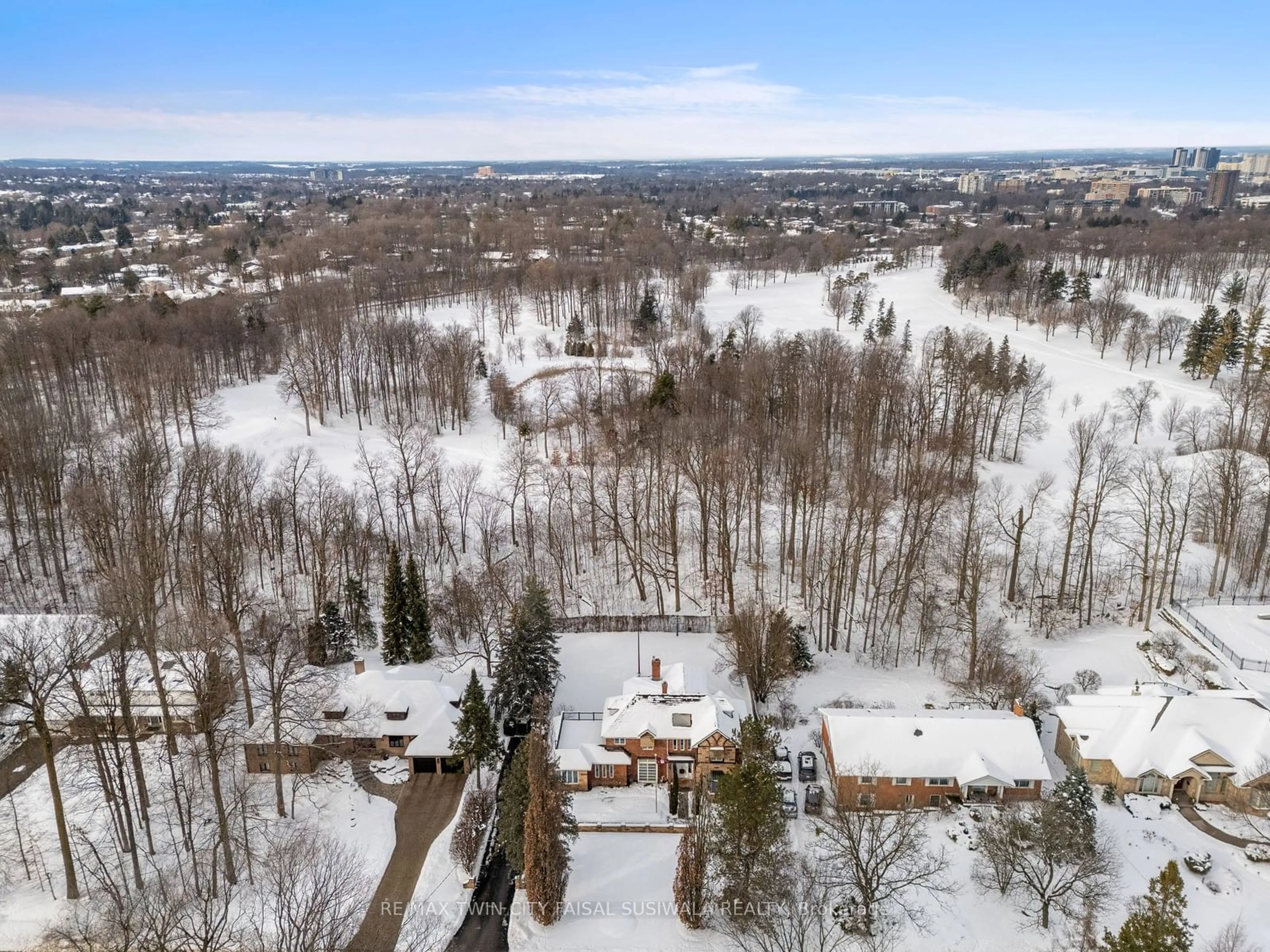 A pic from outside/outdoor area/front of a property/back of a property/a pic from drone, unknown for 32 Maple Hill Dr, Kitchener Ontario N2M 2R8