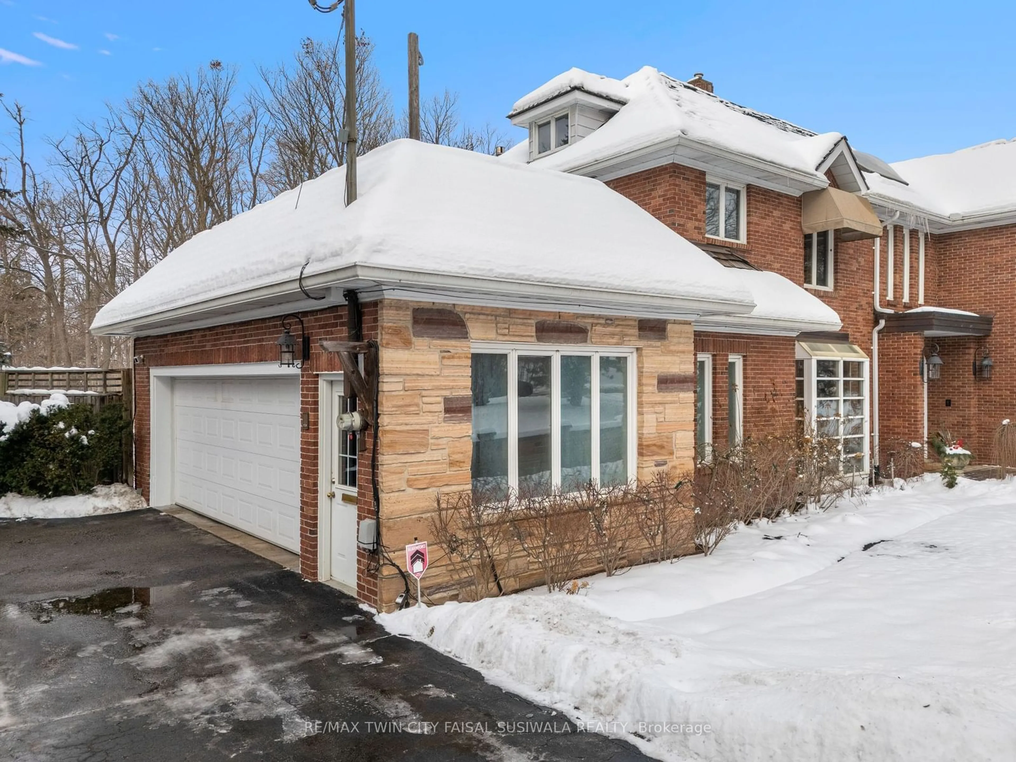 Home with brick exterior material, street for 32 Maple Hill Dr, Kitchener Ontario N2M 2R8