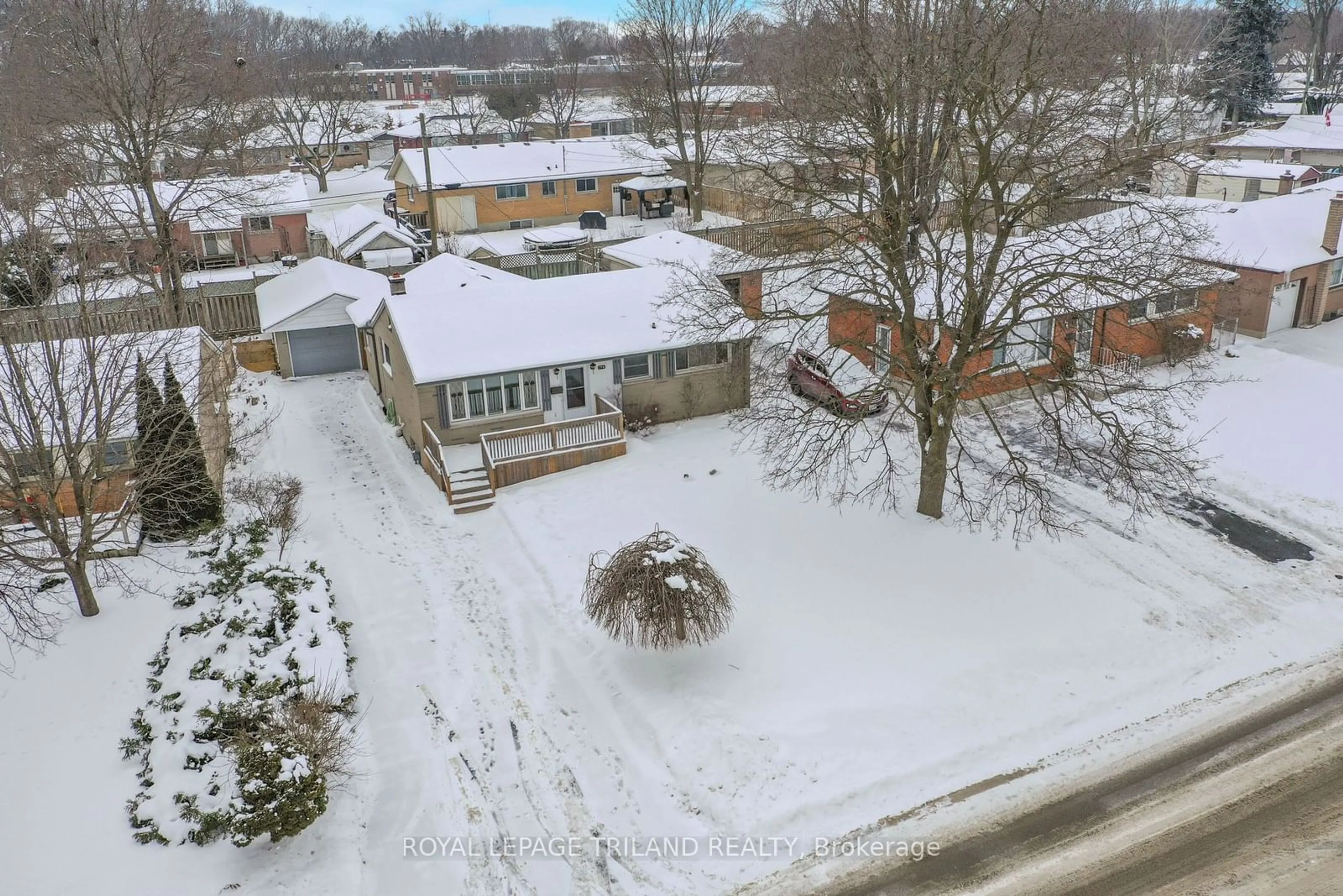 A pic from outside/outdoor area/front of a property/back of a property/a pic from drone, street for 174 Manitoulin Dr, London Ontario N5W 1M7