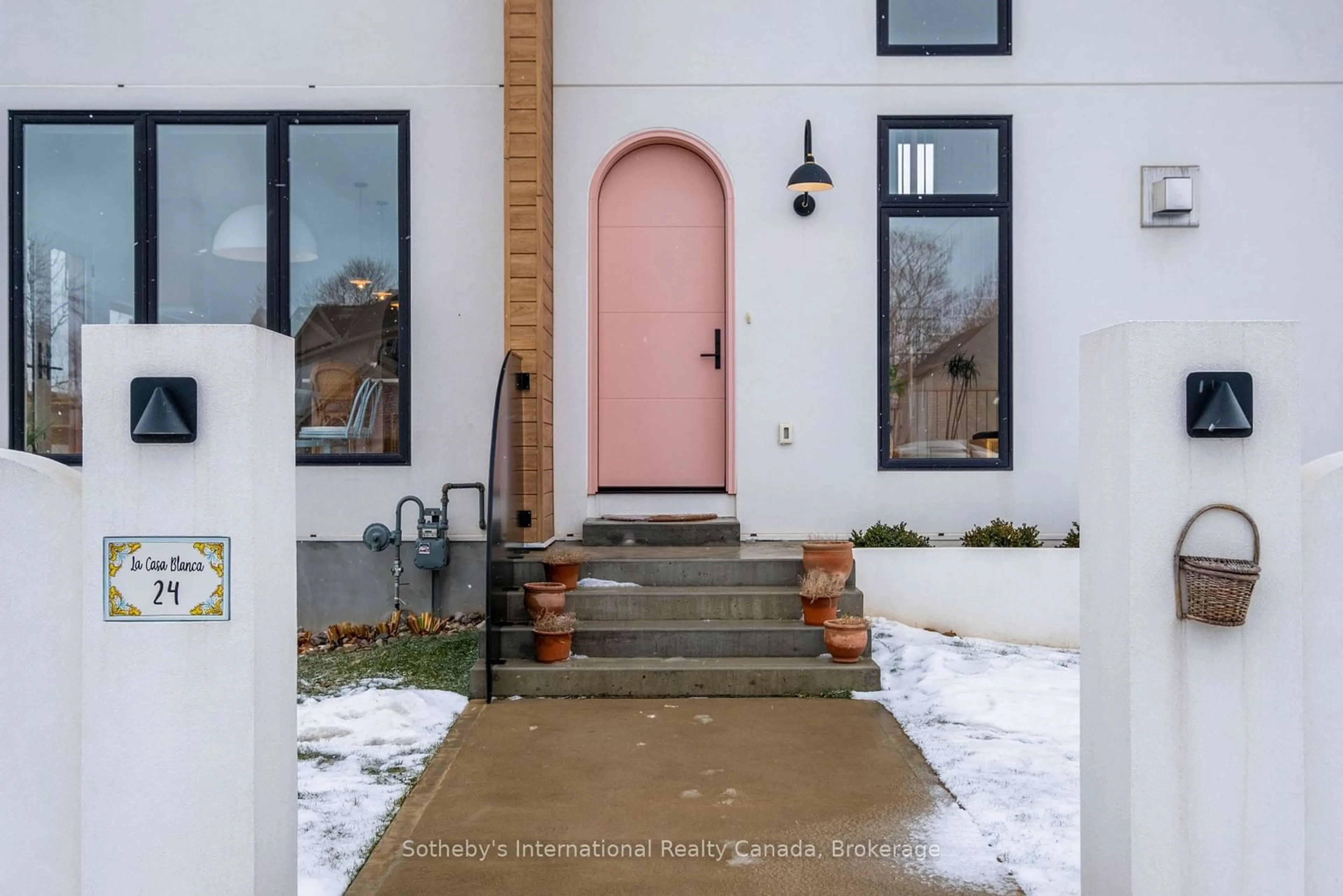 Indoor entryway for 24 William St, Tillsonburg Ontario N4G 1L8