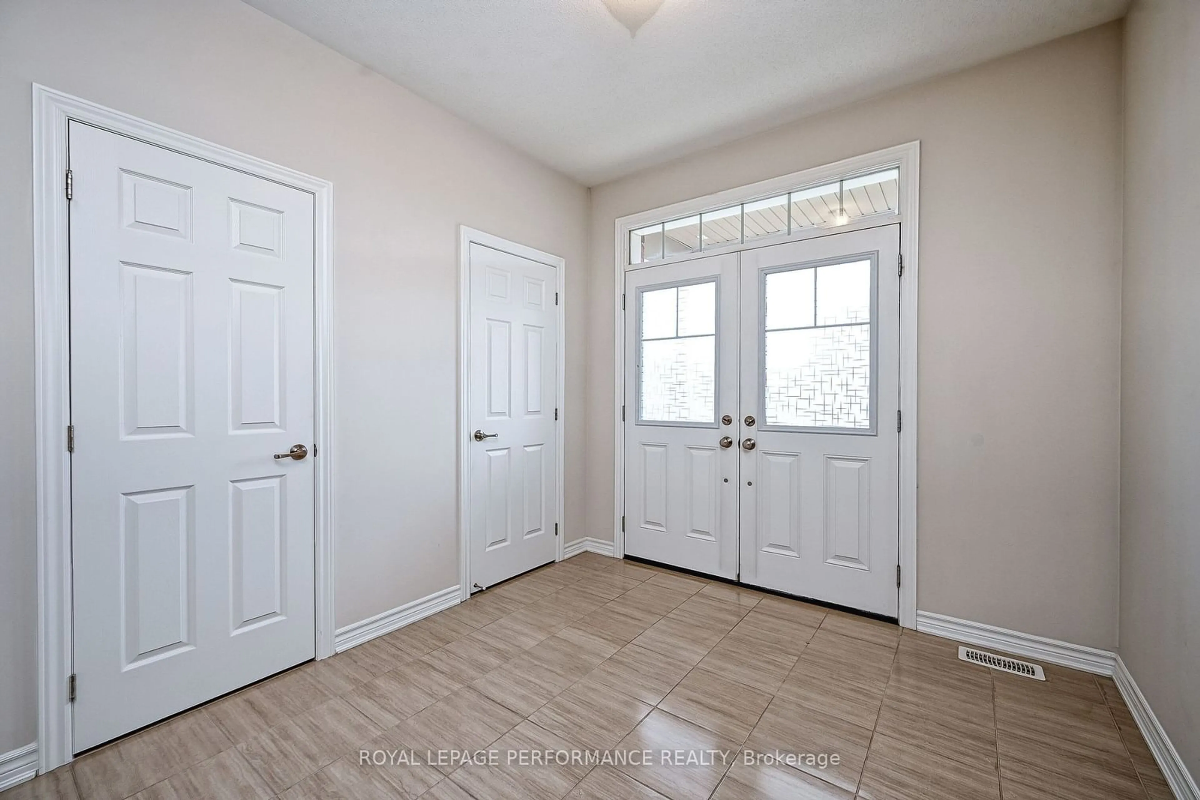 Indoor entryway for 571 Parade Dr, Stittsville - Munster - Richmond Ontario K2S 0Y1