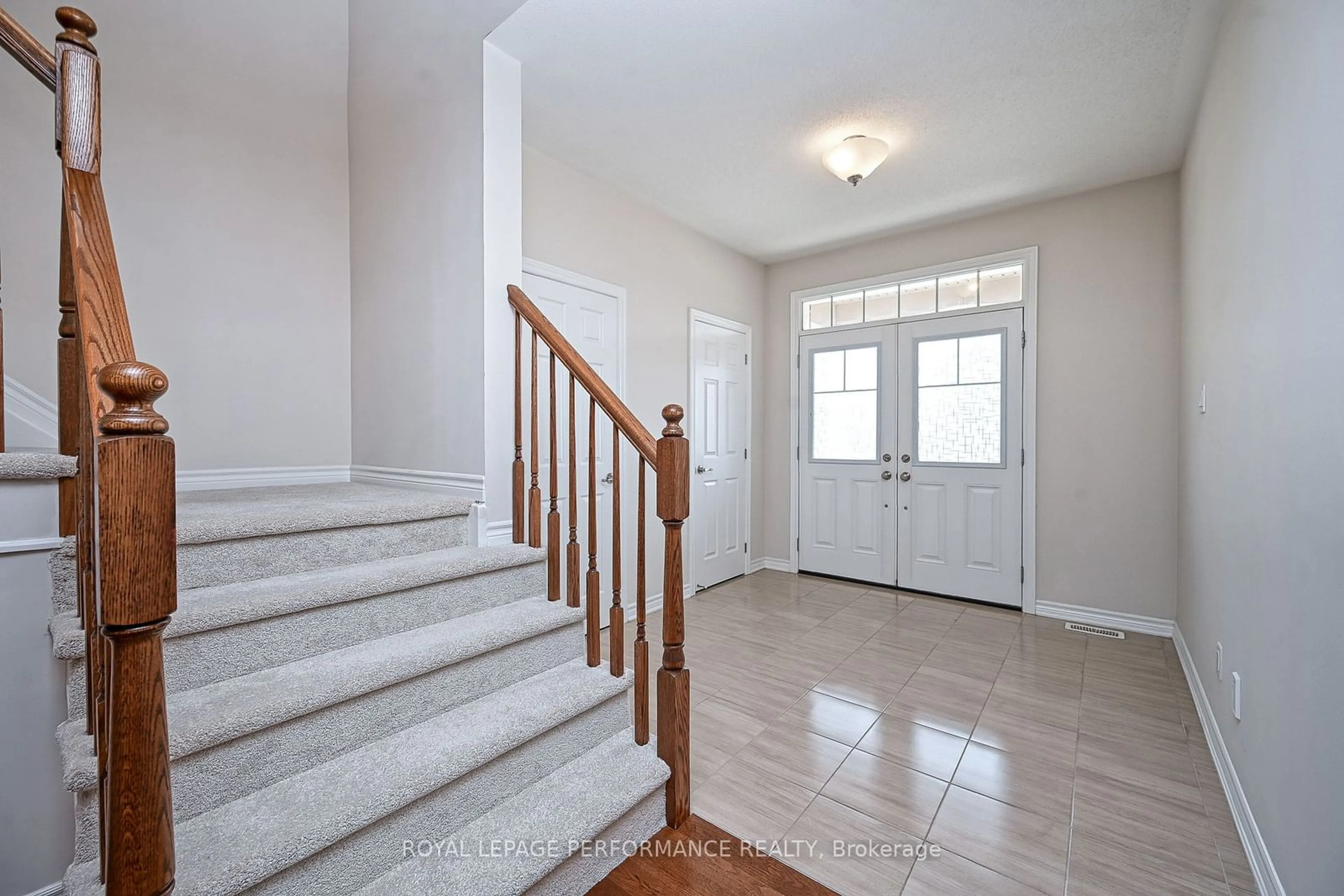 Indoor entryway for 571 Parade Dr, Stittsville - Munster - Richmond Ontario K2S 0Y1