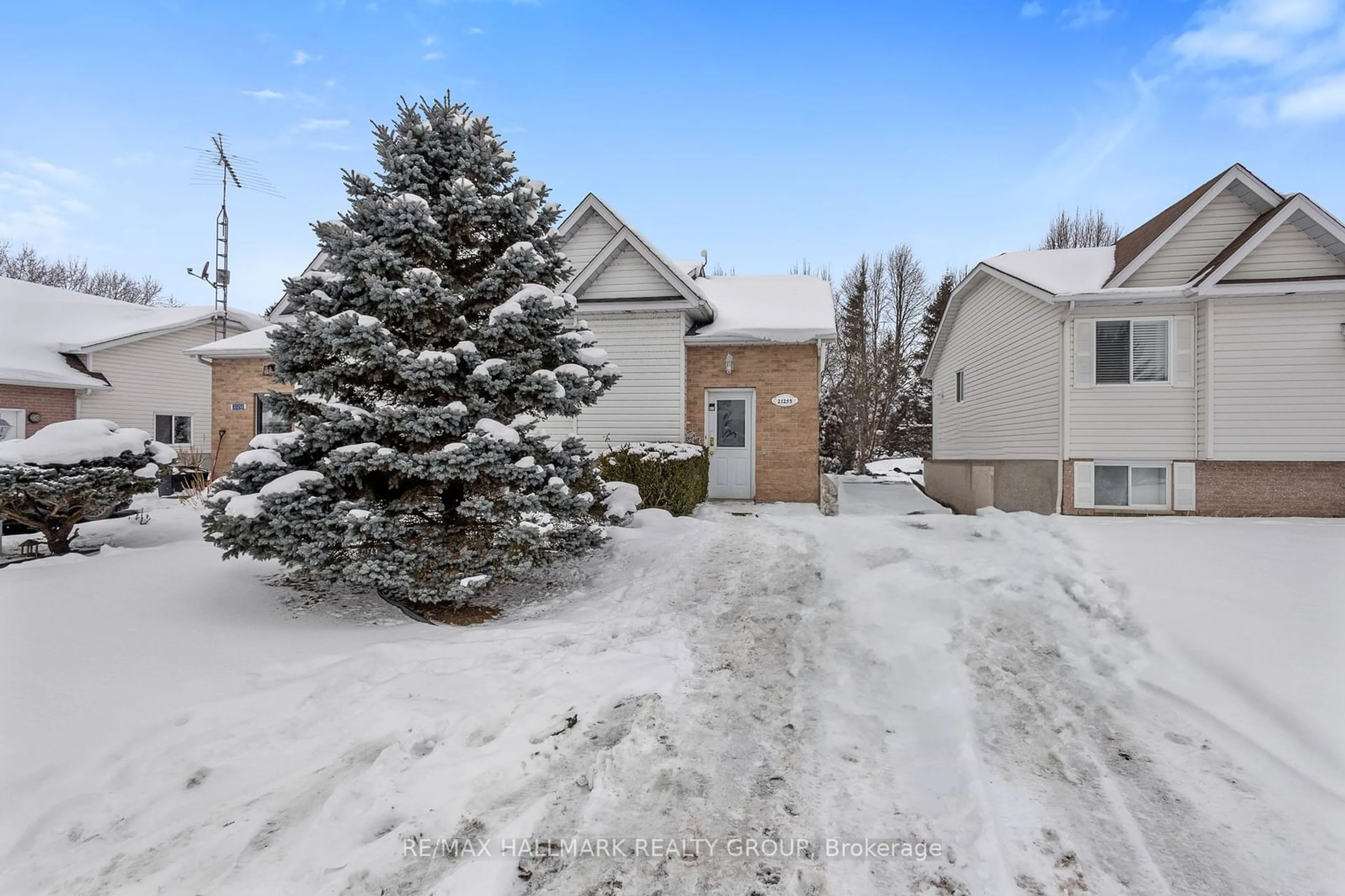 A pic from outside/outdoor area/front of a property/back of a property/a pic from drone, street for 21255 Mc Naughton Crt, South Glengarry Ontario K0C 1E0