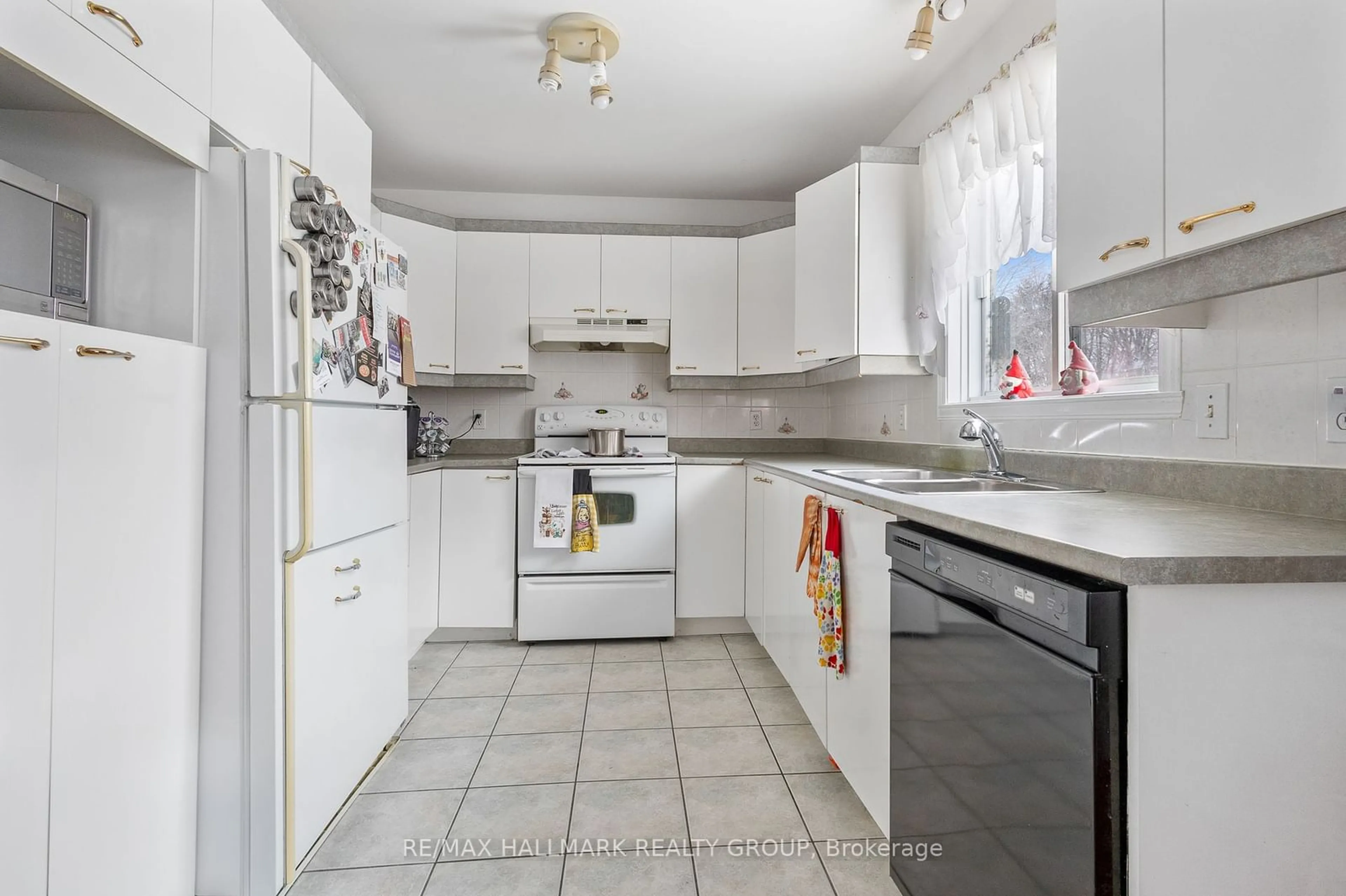 Standard kitchen, unknown for 21255 Mc Naughton Crt, South Glengarry Ontario K0C 1E0