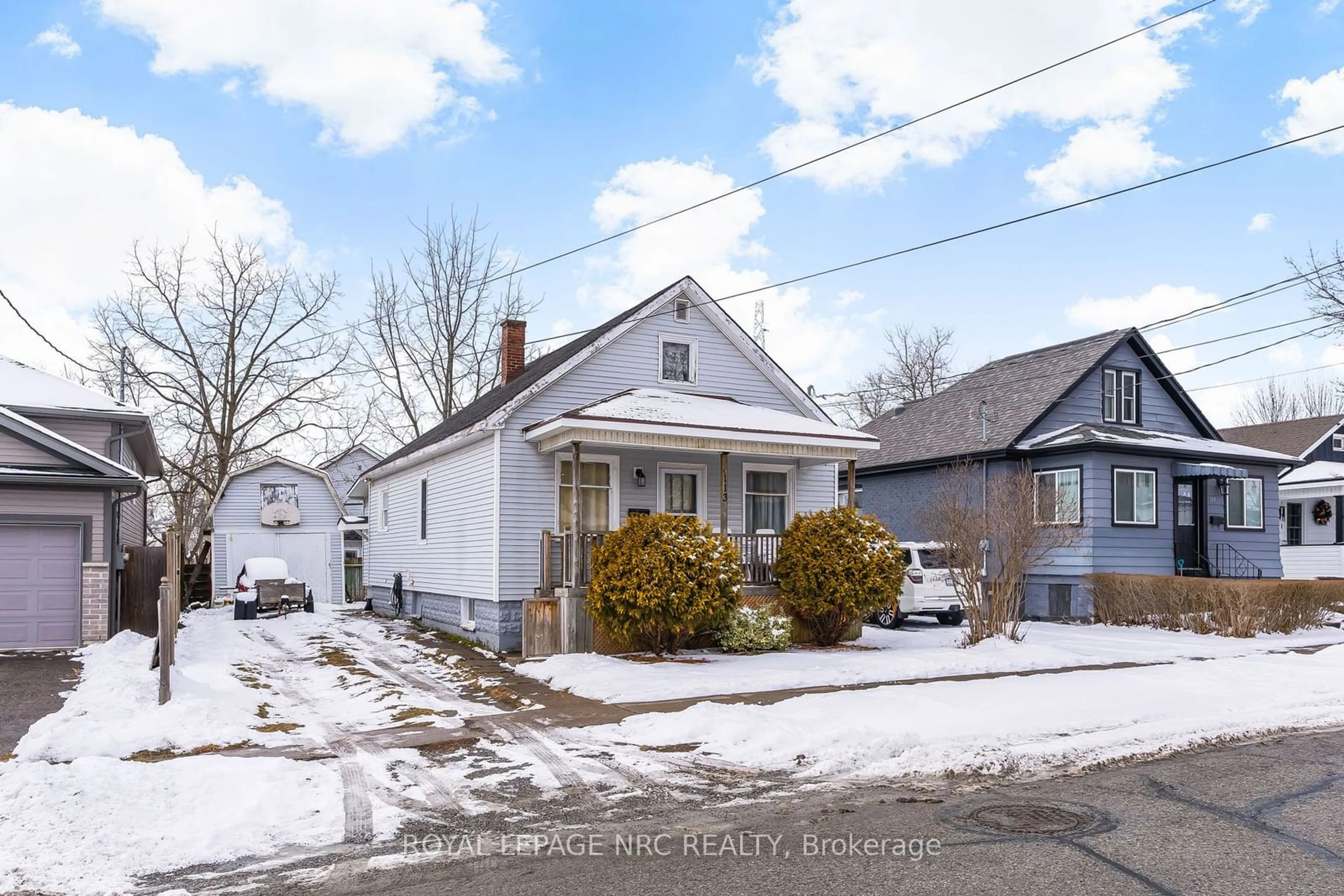 A pic from outside/outdoor area/front of a property/back of a property/a pic from drone, street for 113 Morton St, Thorold Ontario L2V 1C6