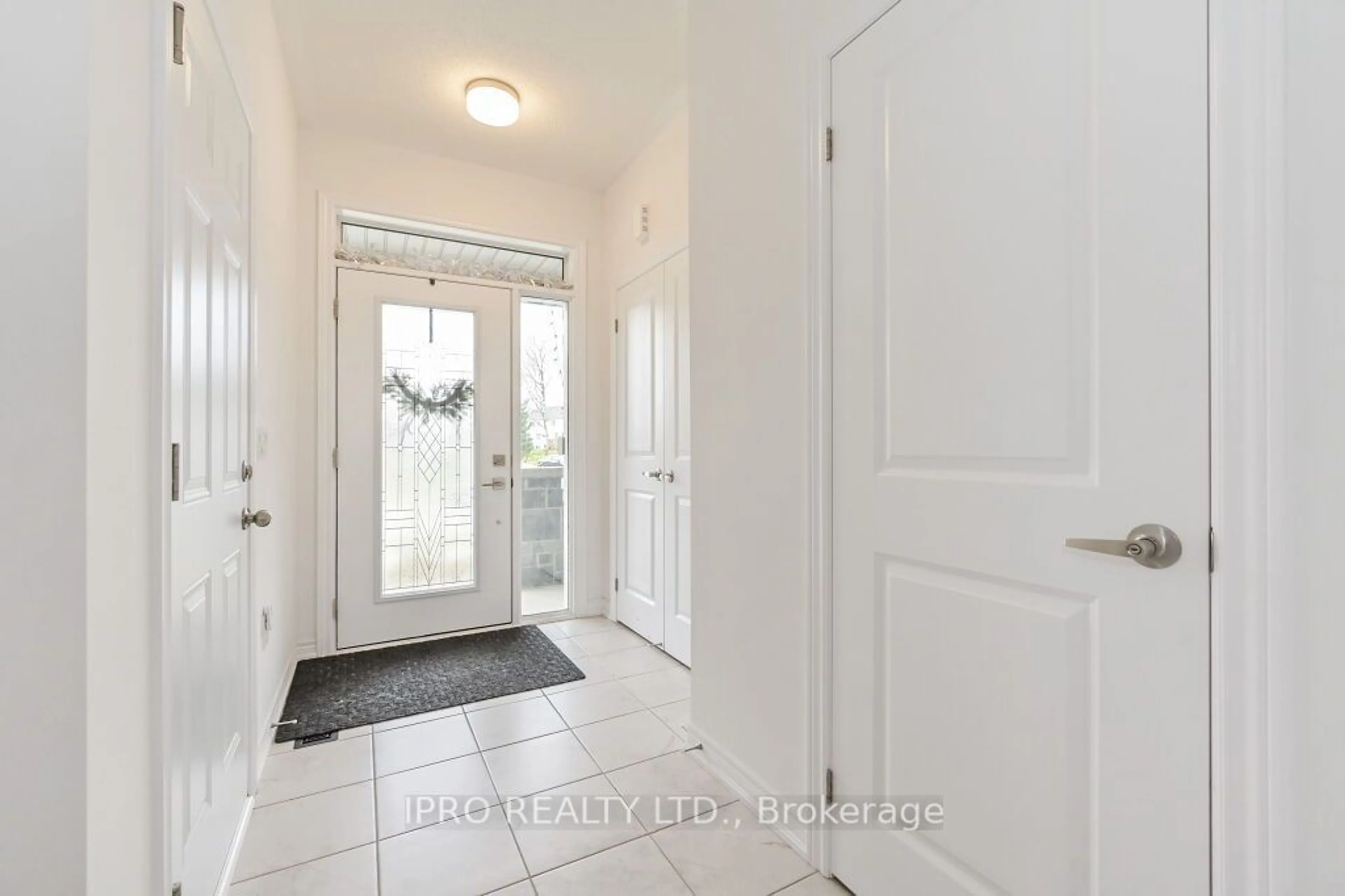 Indoor entryway for 70 Edminston Dr, Centre Wellington Ontario N1M 0J1